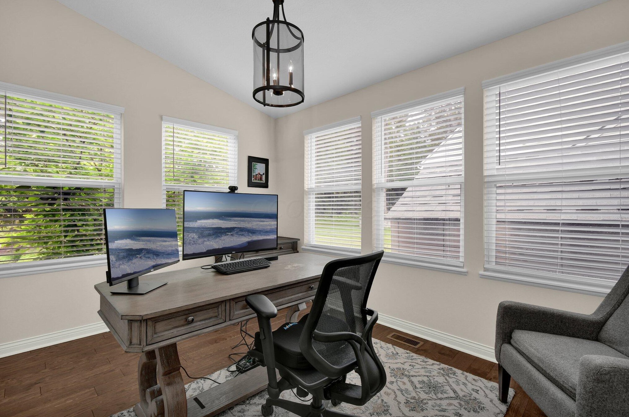 1367 Donahey St, Columbus OH 43235-6704 exterior