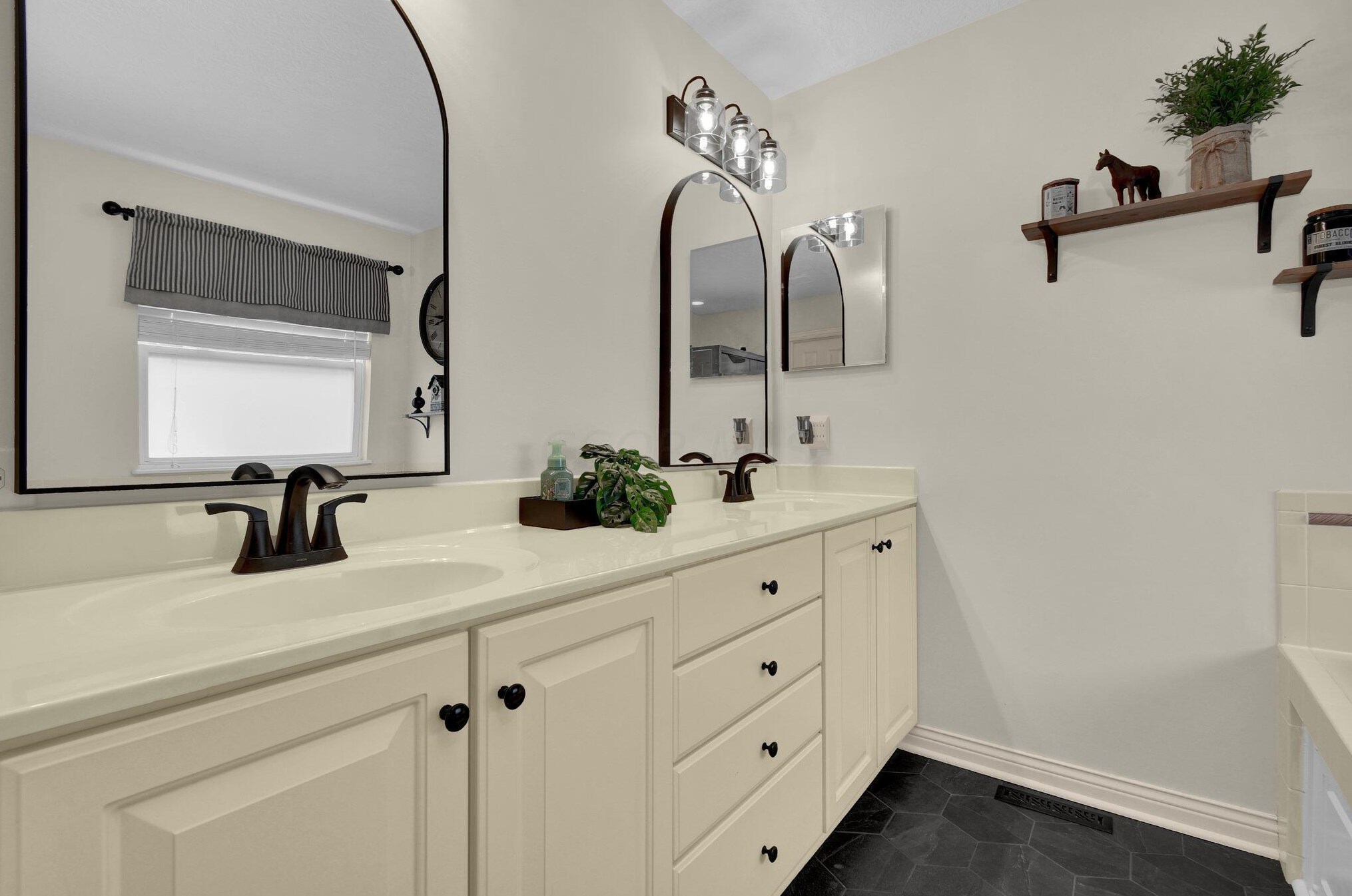 1367 Donahey St, Columbus OH 43235-6704 exterior