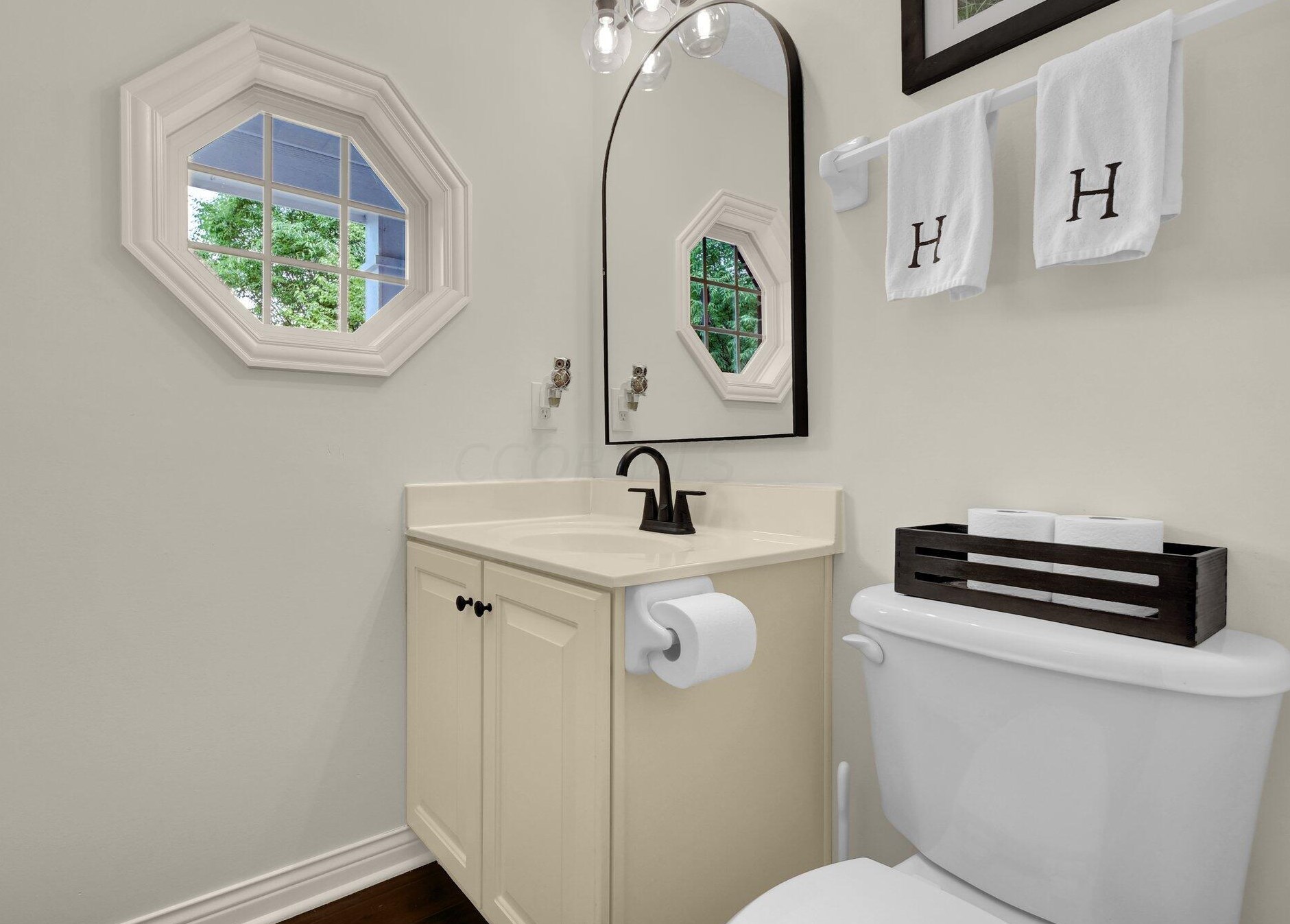 1367 Donahey St, Columbus OH 43235-6704 exterior