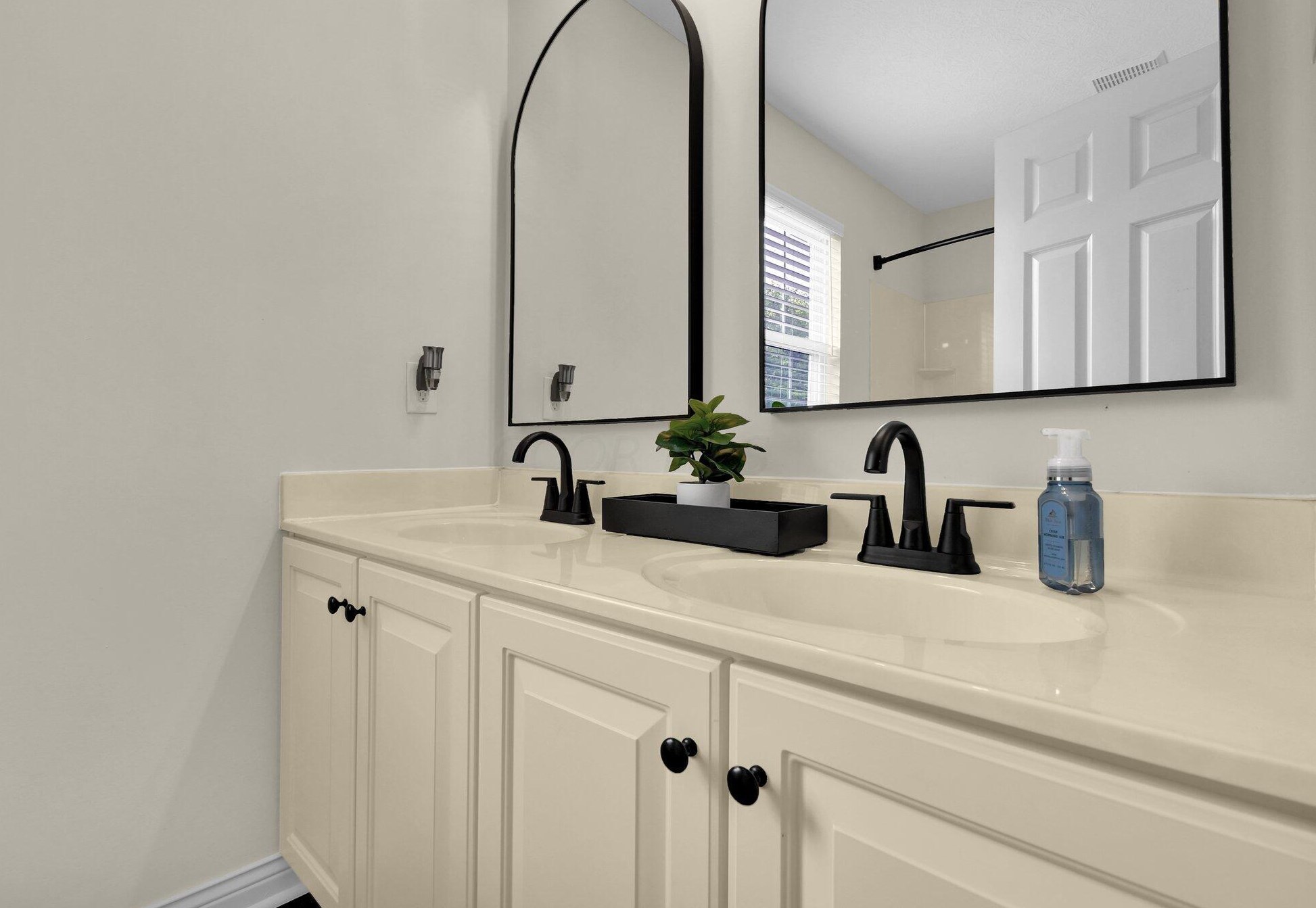 1367 Donahey St, Columbus OH 43235-6704 exterior