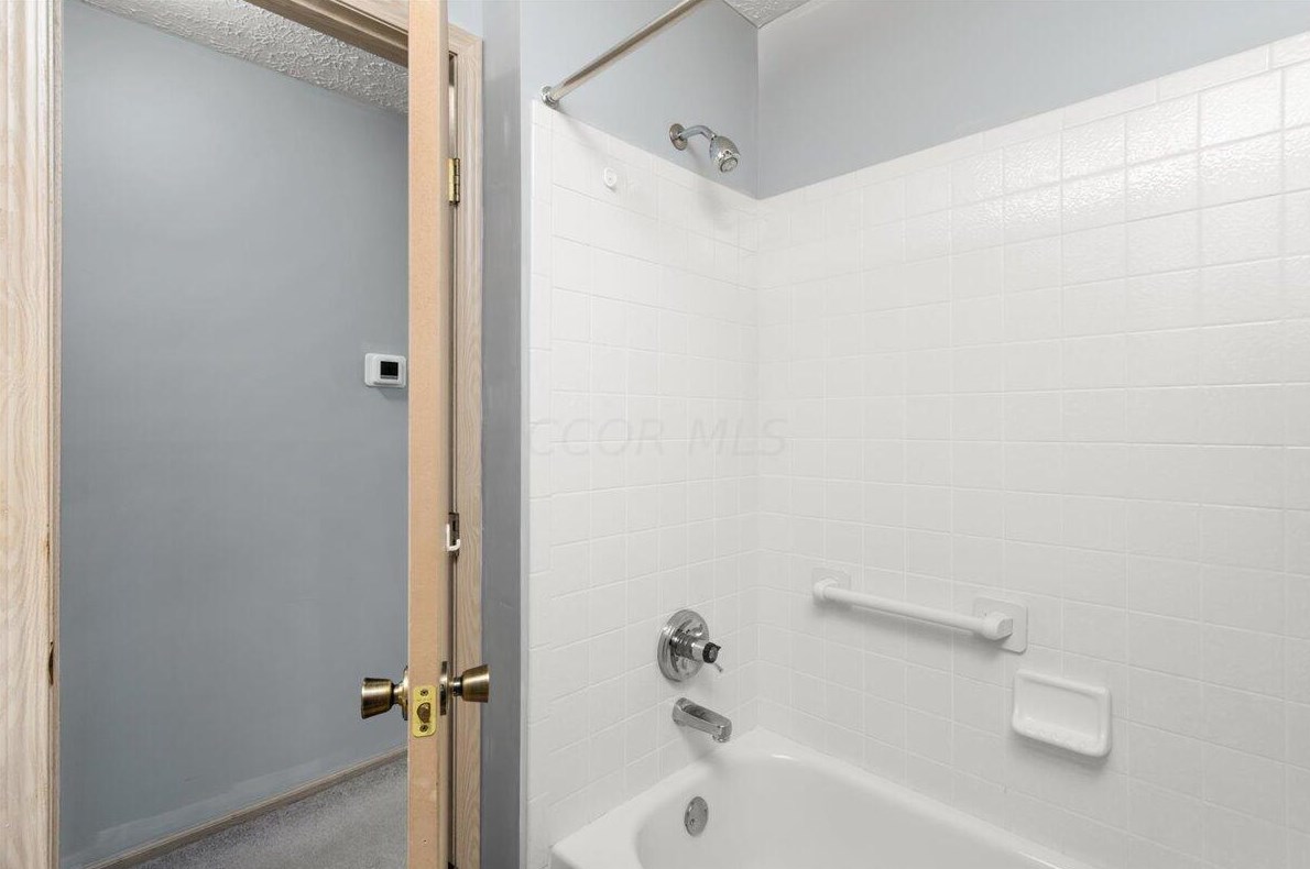 1252 Villa Oaks Ct, Columbus OH exterior