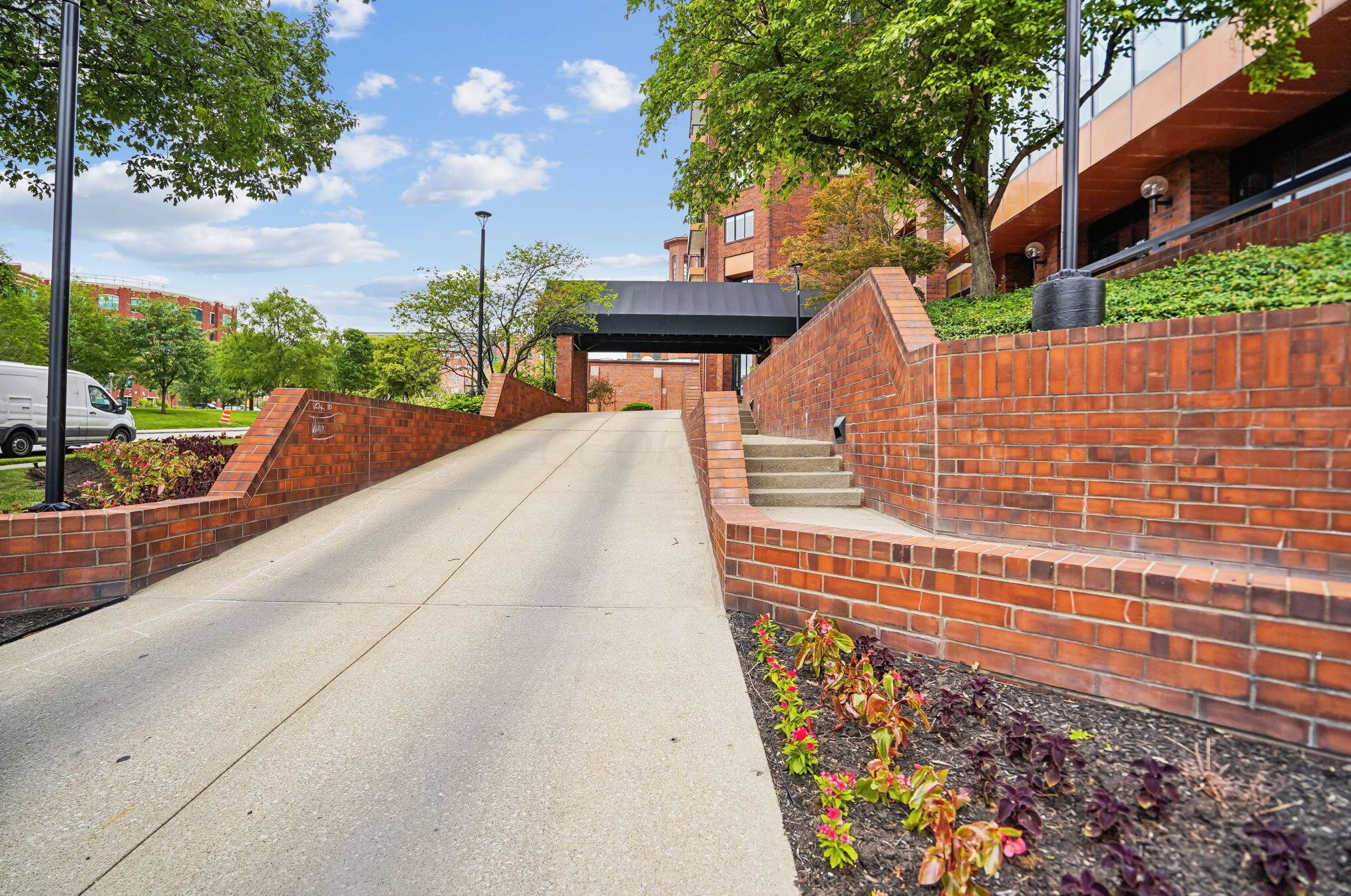 155 Main St, Columbus OH  43215-5000 exterior