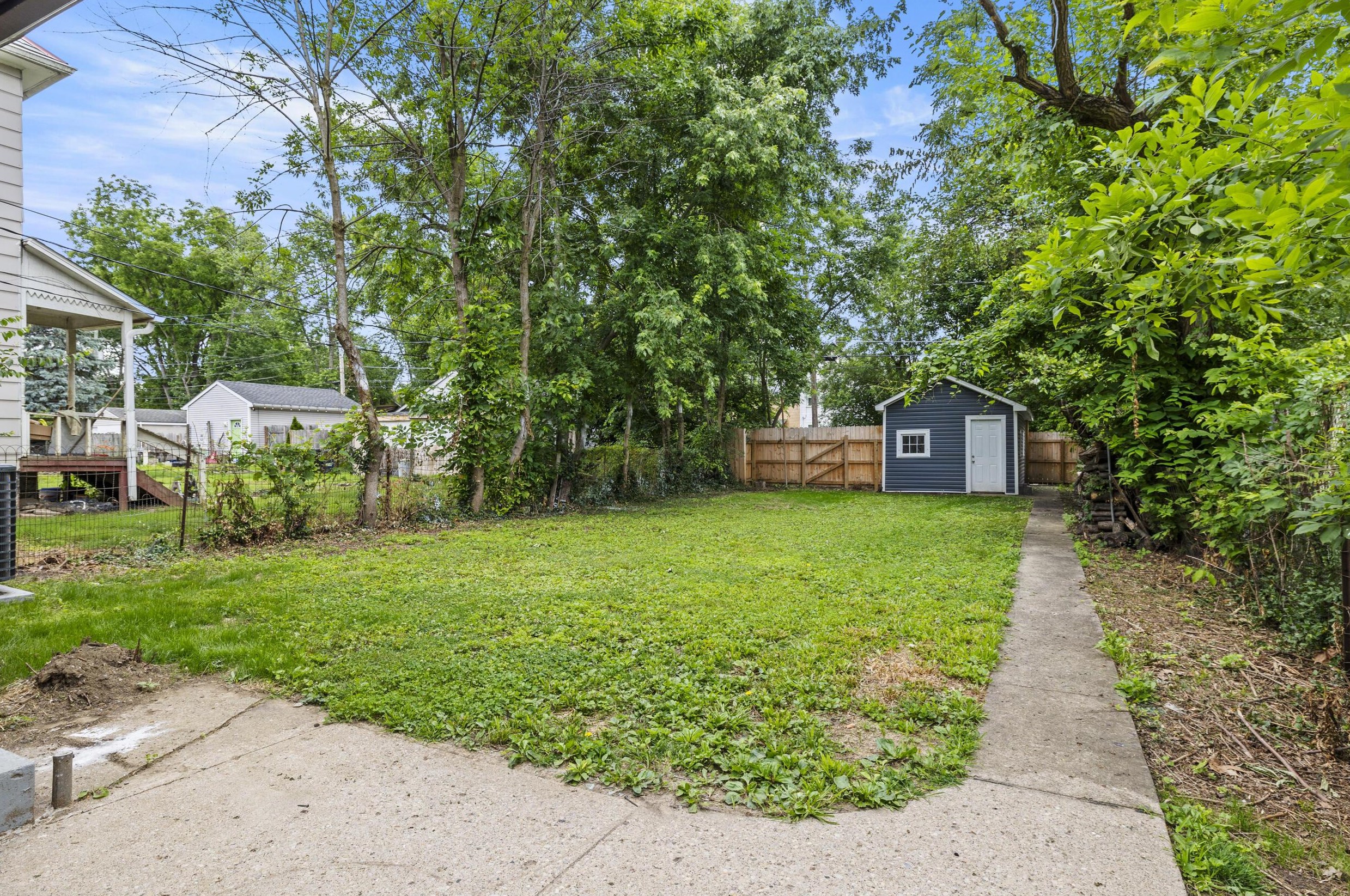 1592 Genessee Ave, Columbus OH 43211-1518 exterior