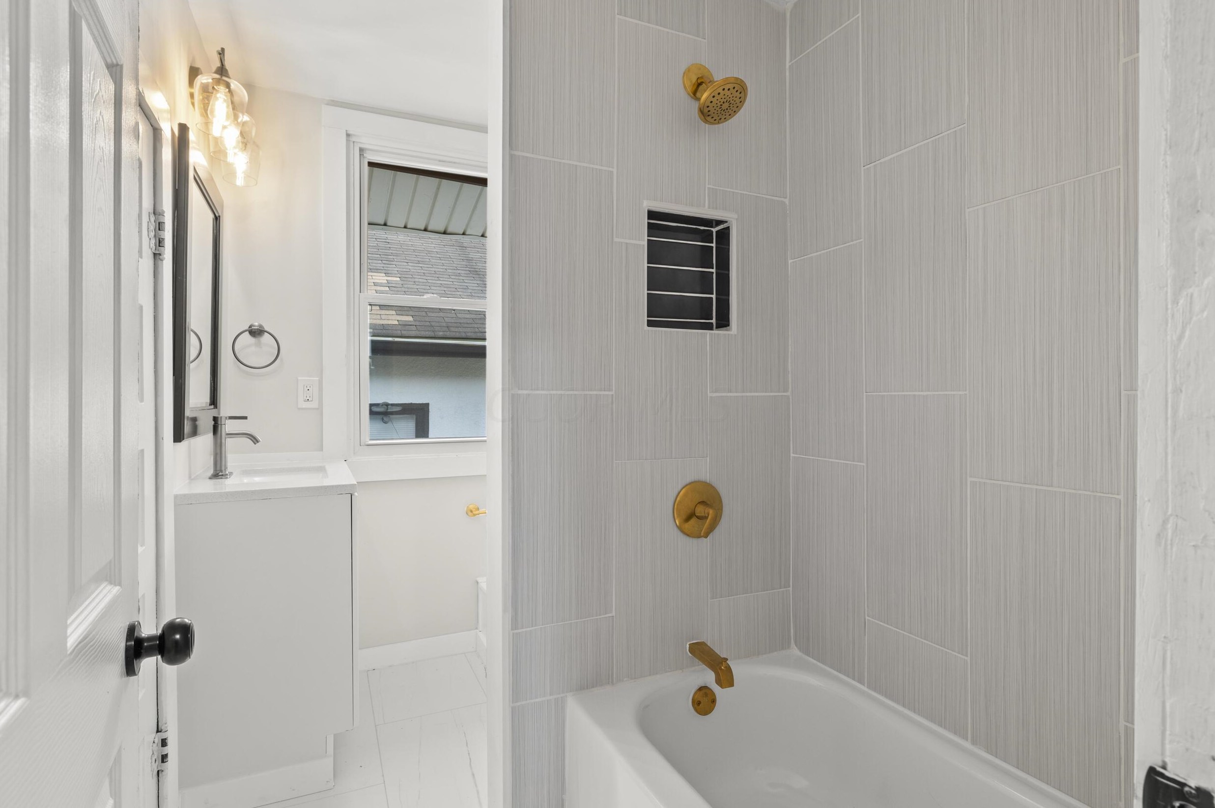 1592 Genessee Ave, Columbus OH 43211-1518 exterior