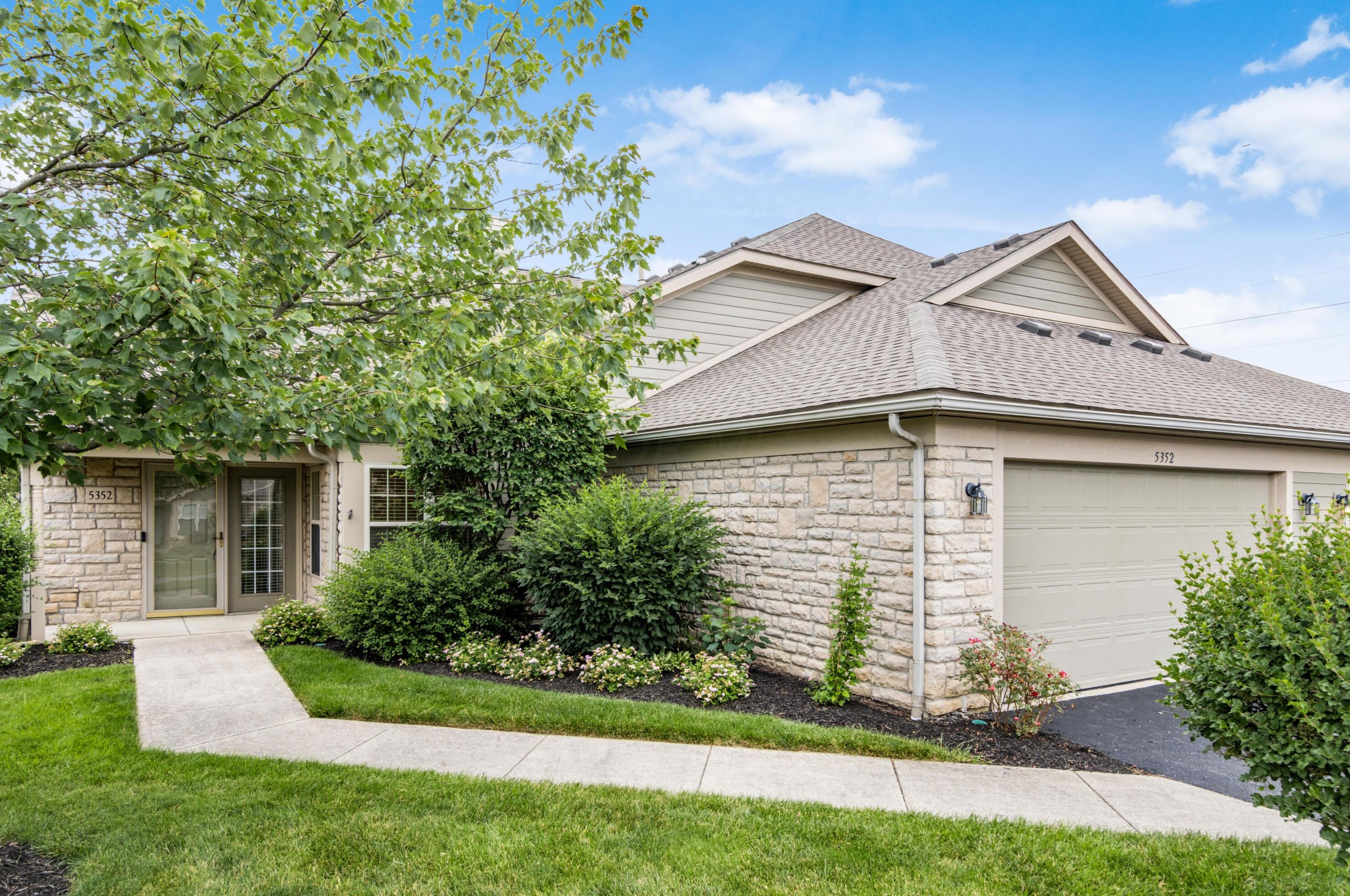 5352 Knotting Woods Dr, Westerville, OH 43081-8828