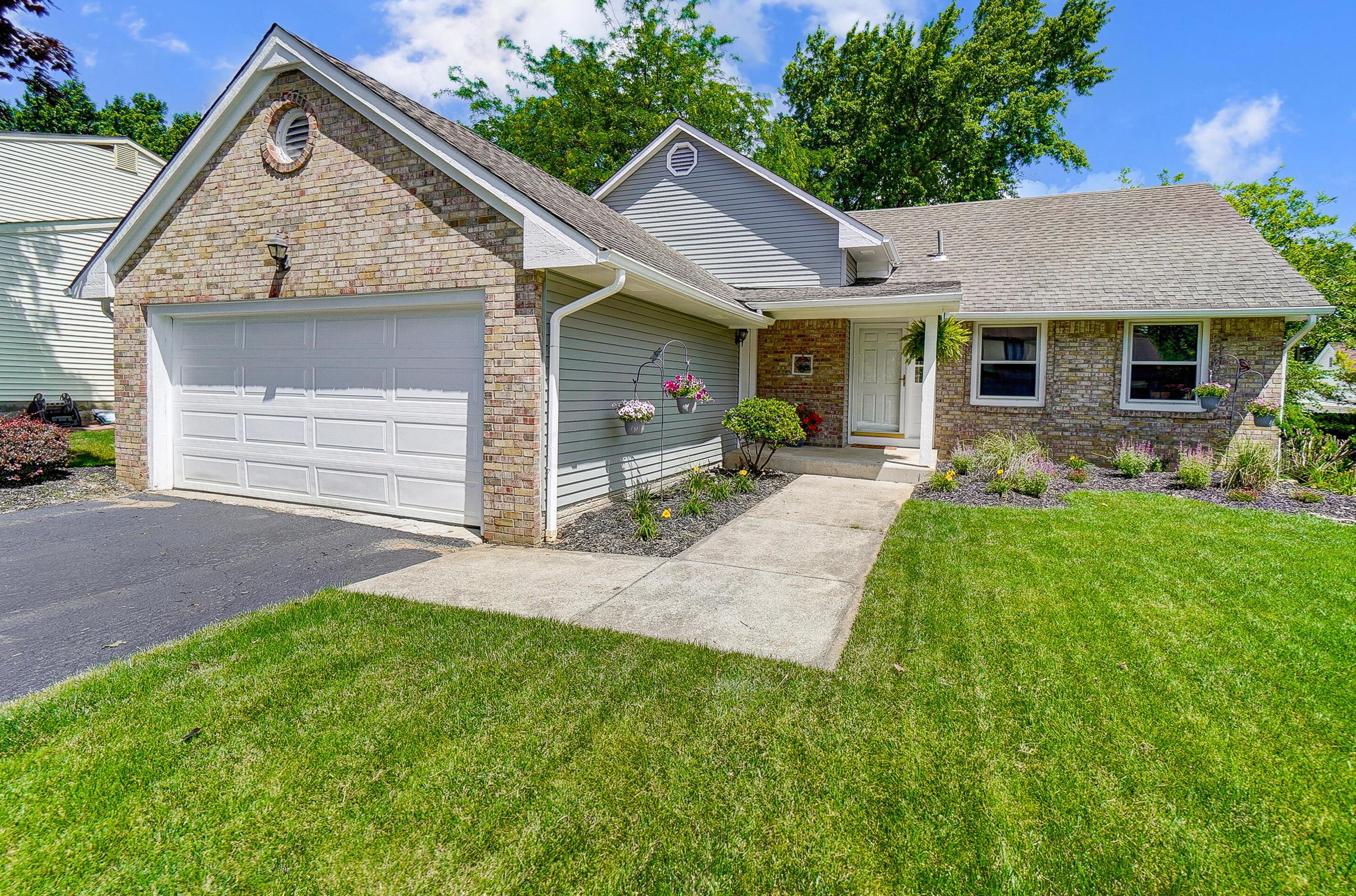 1248 Cross Country Dr, Columbus, OH 43235-2112