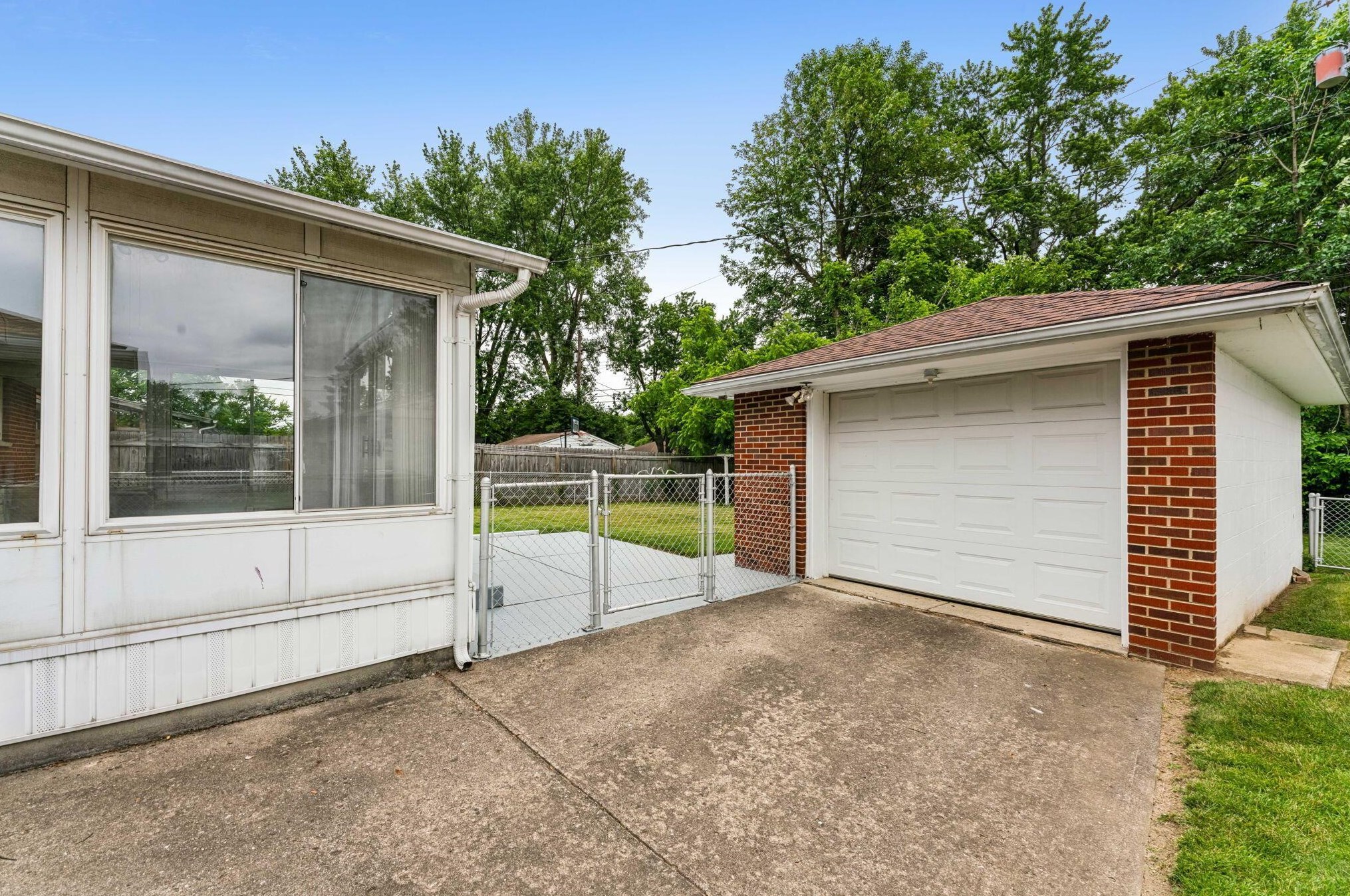 3748 Kinsey Dr, Columbus OH  43224-2644 exterior