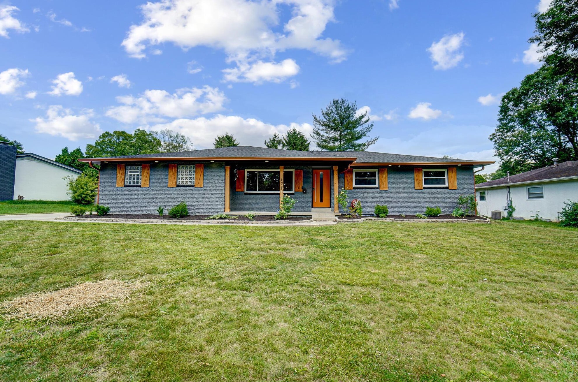 1380 Devonhurst Dr, Columbus, OH 43232-1596