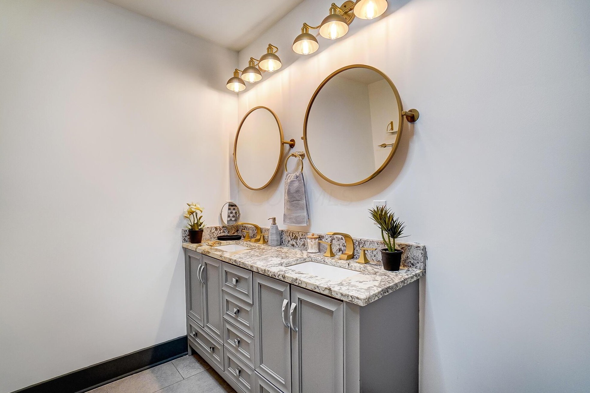 1380 Devonhurst Dr, Columbus OH 43232-1524 exterior