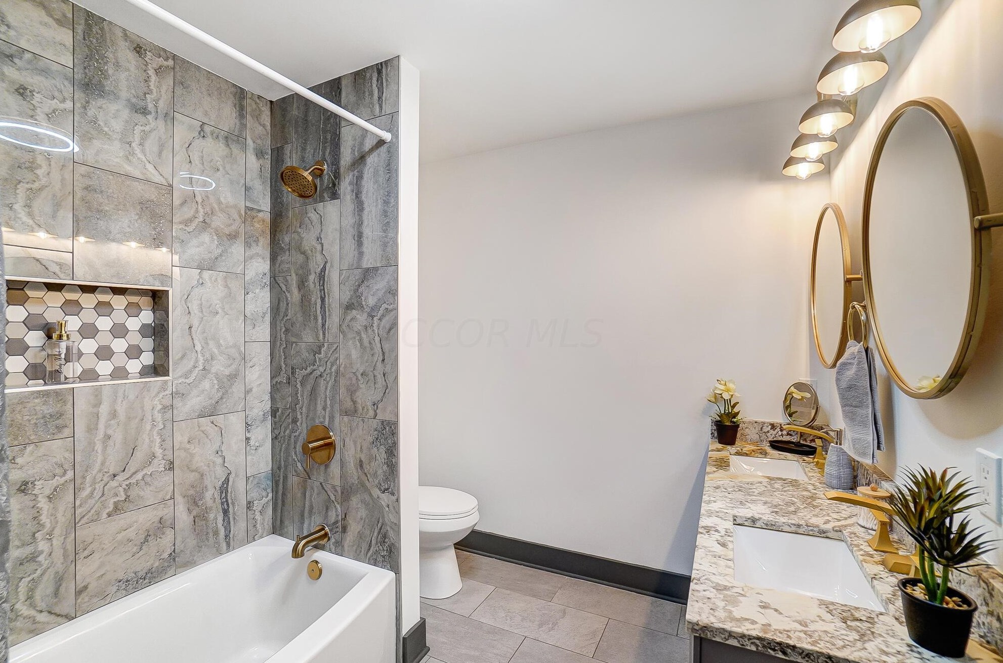 1380 Devonhurst Dr, Columbus OH 43232-1524 exterior