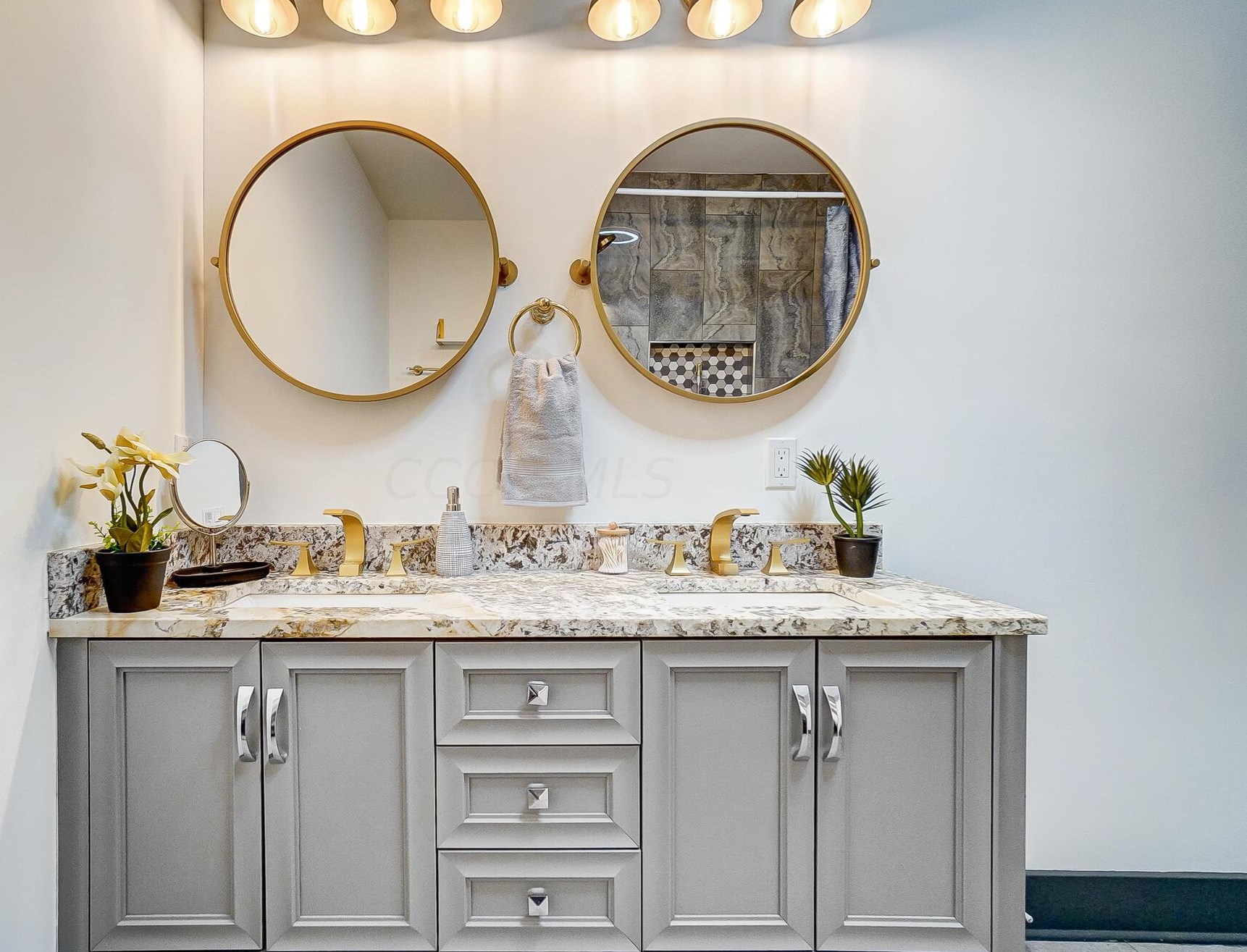 1380 Devonhurst Dr, Columbus OH 43232-1524 exterior