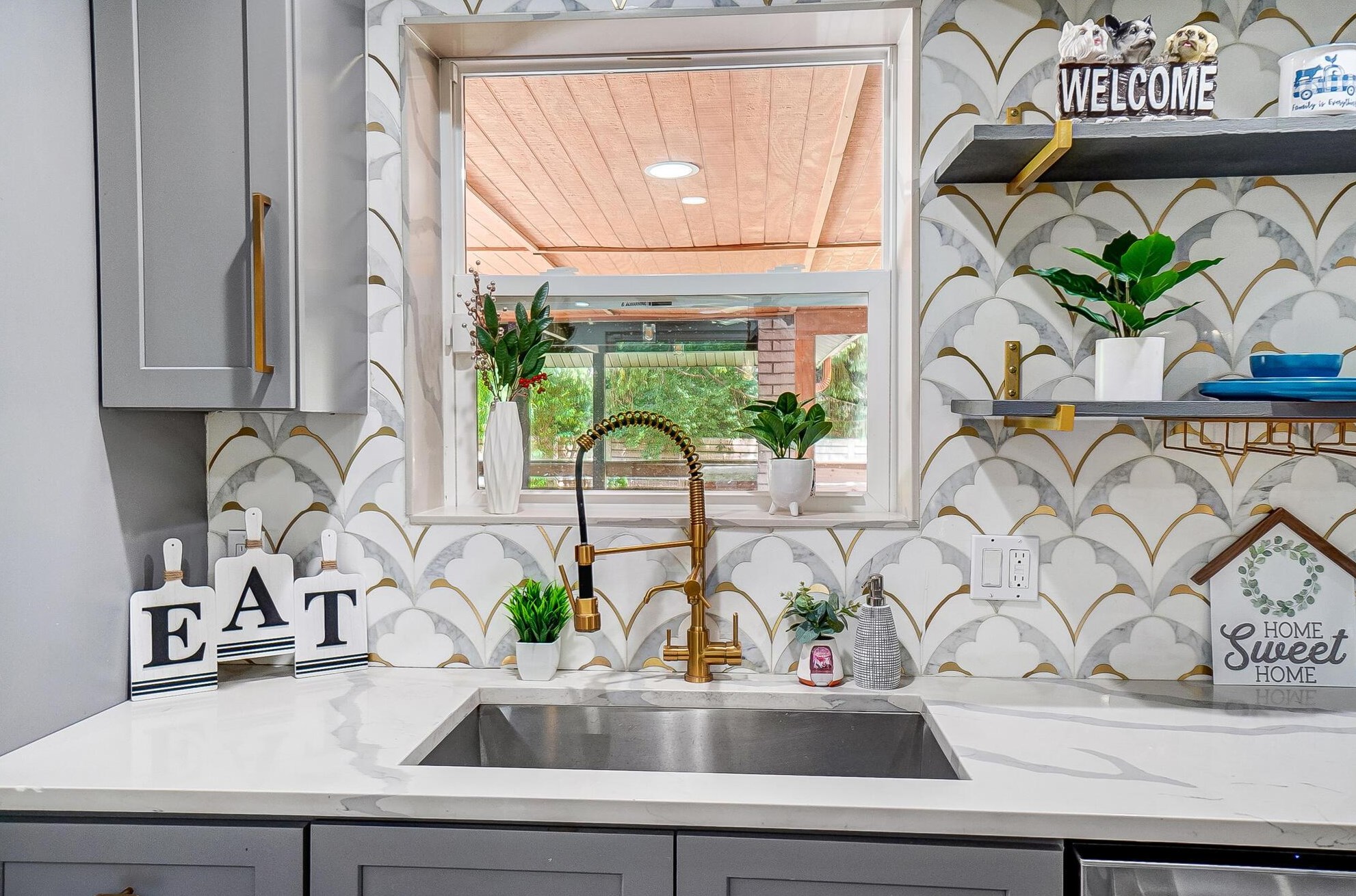 1380 Devonhurst Dr, Columbus OH 43232-1524 exterior