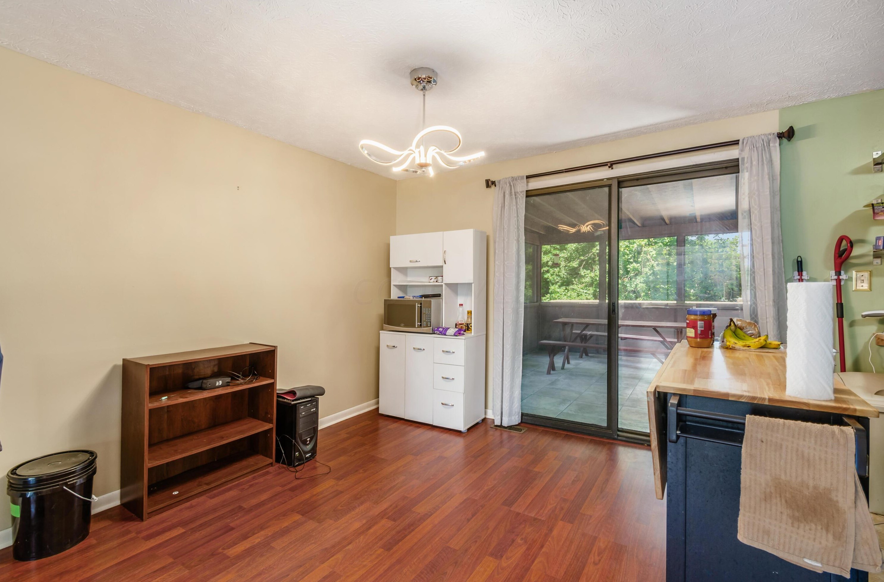 302 Rimbey Ave, Columbus OH  43230-1634 exterior