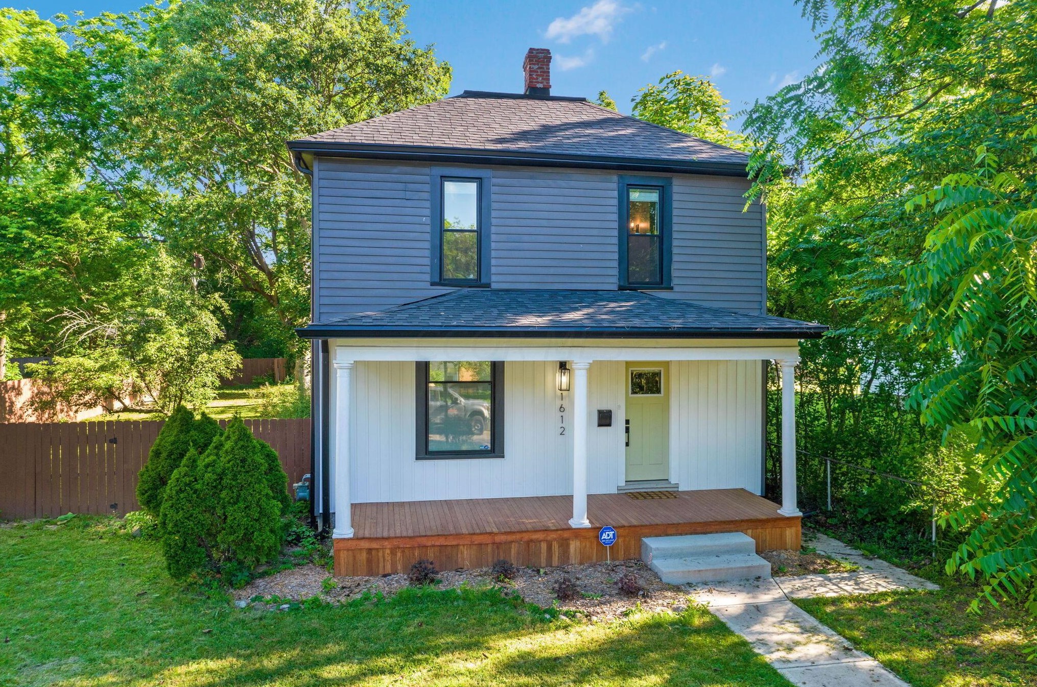 1612 Aberdeen Ave, Columbus, OH 43211-1532