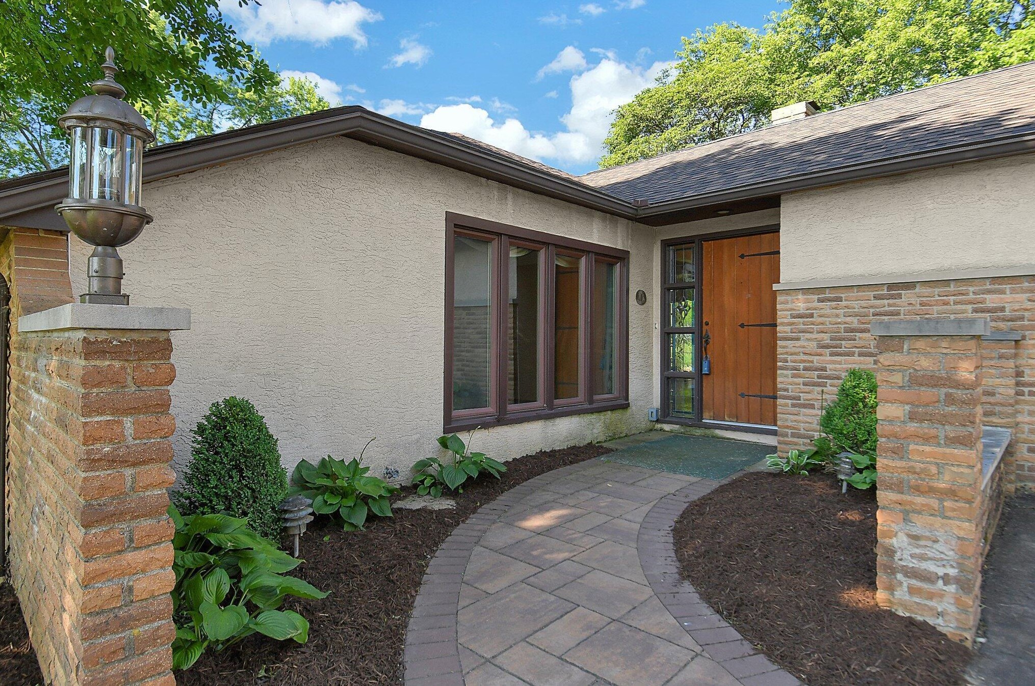 1567 Ongaro Dr, Columbus, OH 43204-1528