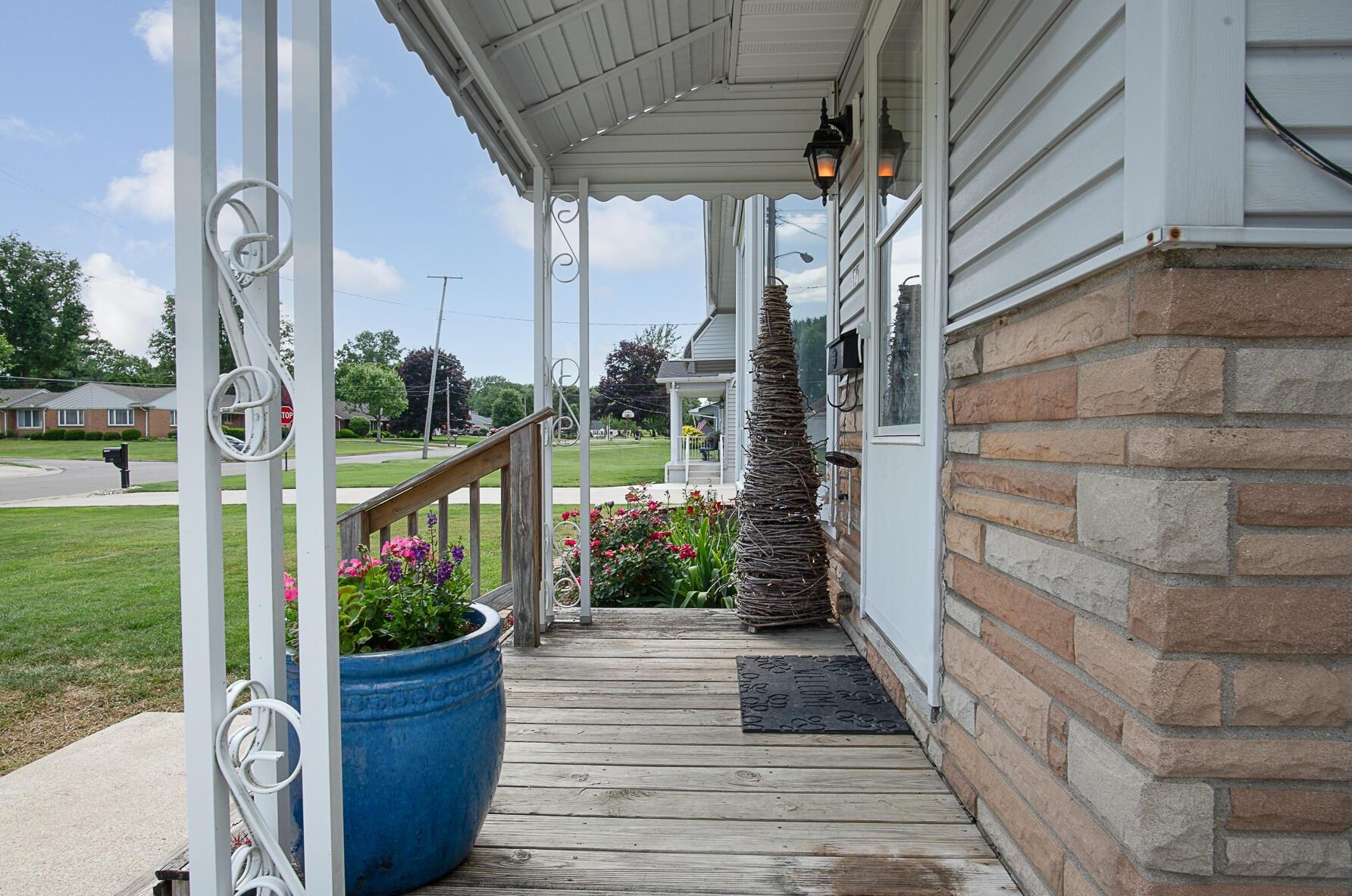 121 W Thrush Ave, Crestline, OH 44827