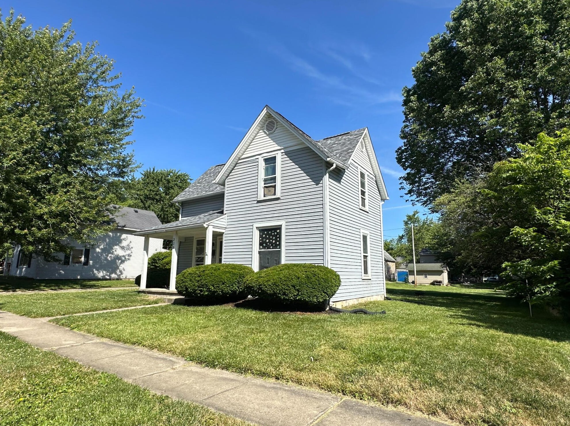 209 E 1st St, London, OH 43140