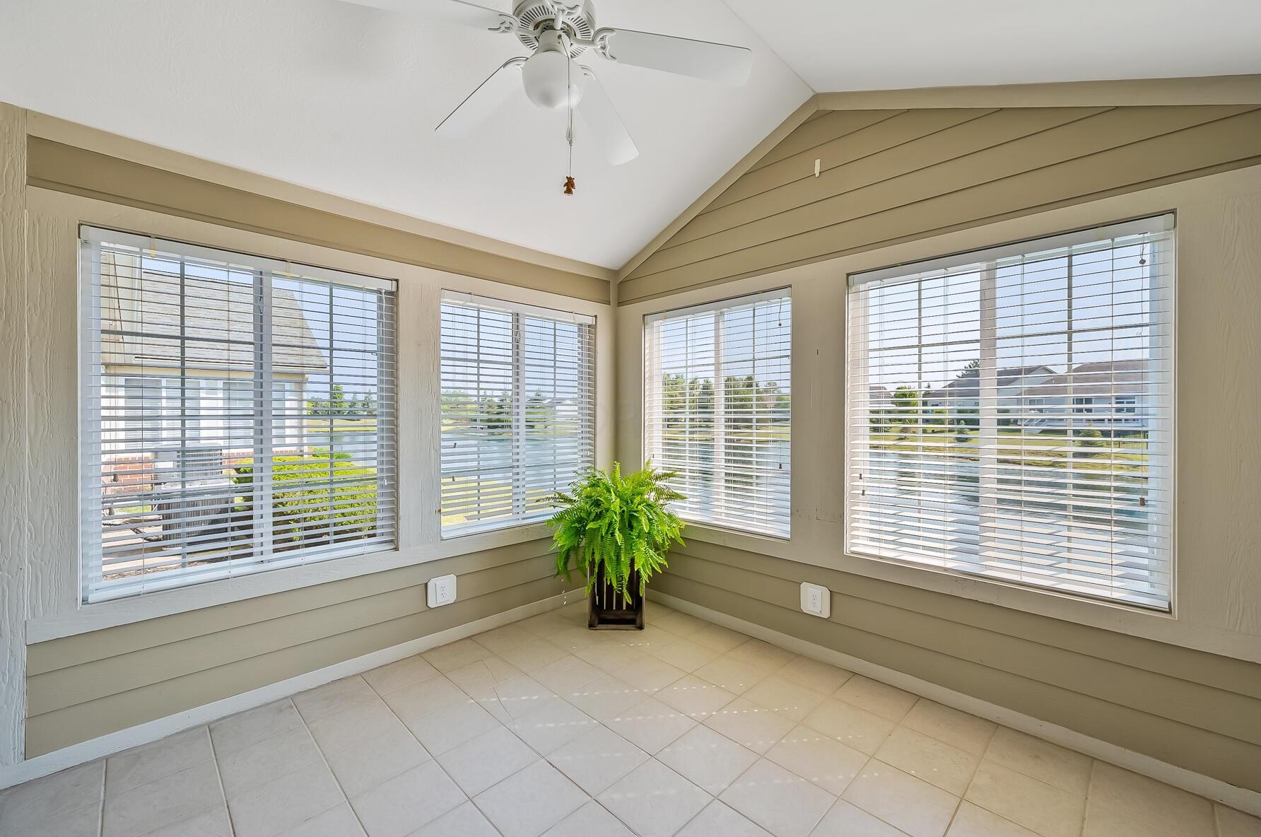 17 Greenhedge Cir, Delaware, OH 43015