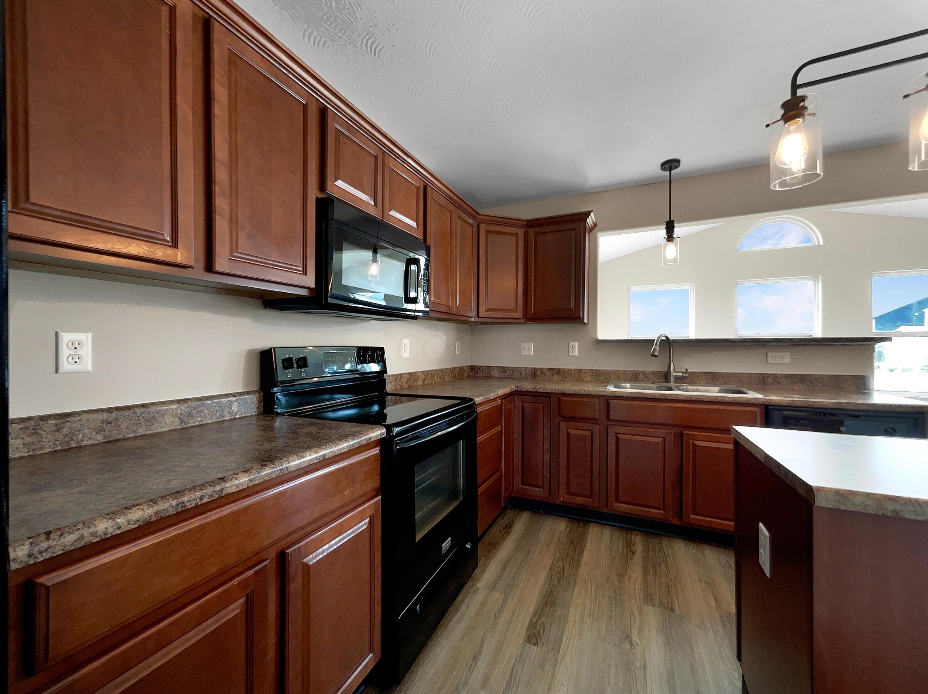 1 Hawthorne Dr, Ashville, OH 43103