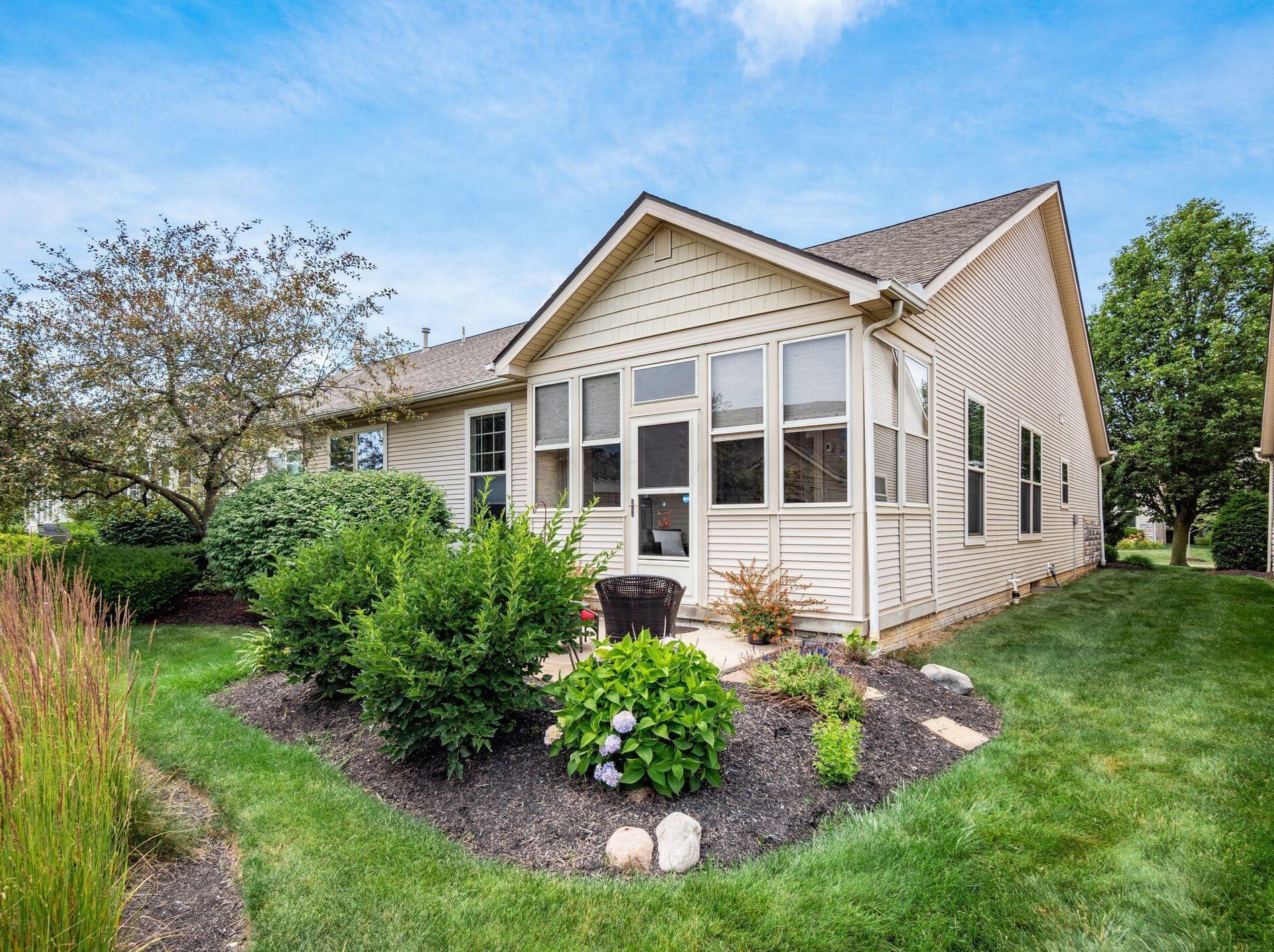 5937 Coventry Hurst Ln, Hilliard OH  43026-7393 exterior