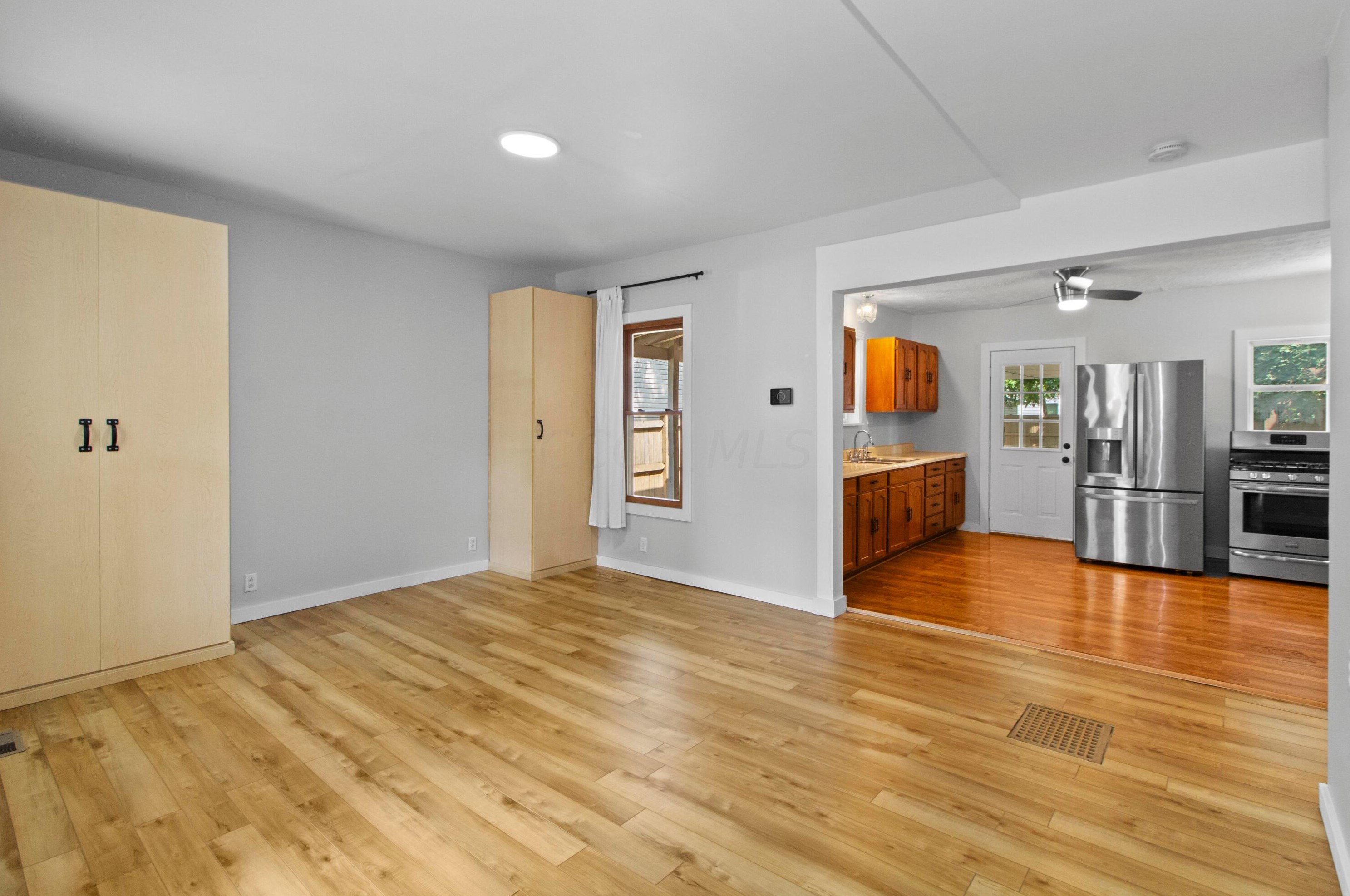 594 Reinhard Ave, Columbus, OH 43206-2855