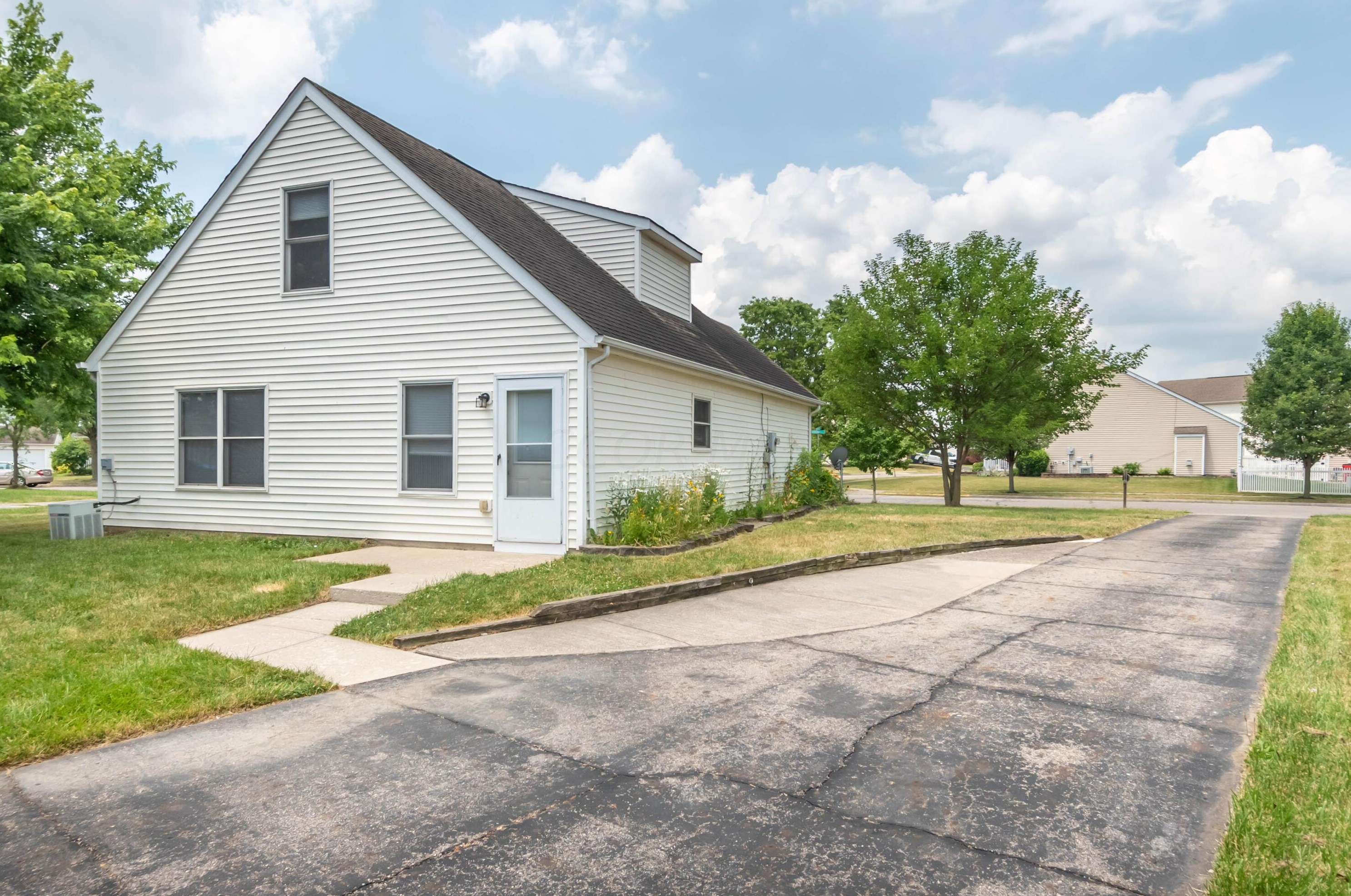 1052 Braxton Blvd, London, OH 43140