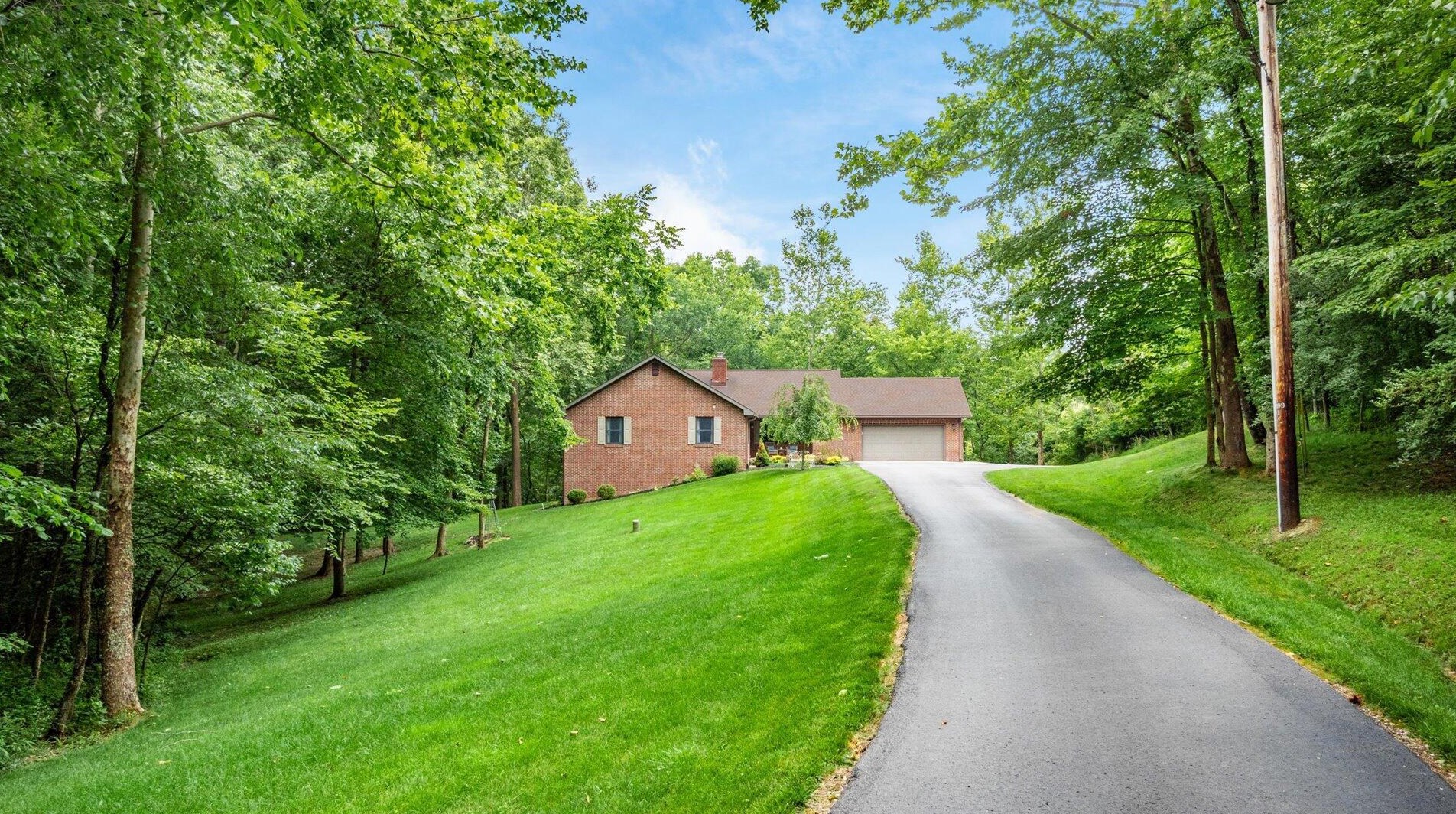 4443 White Tail Ct, Nashport, OH 43830