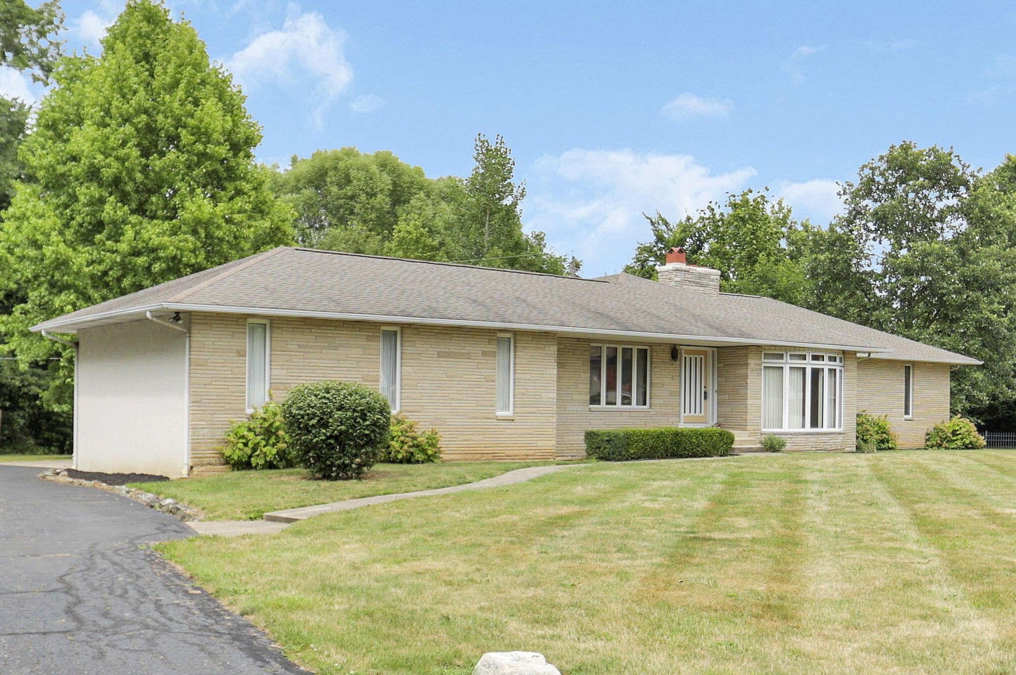 50 Wesley Dr, Pataskala, OH 43062