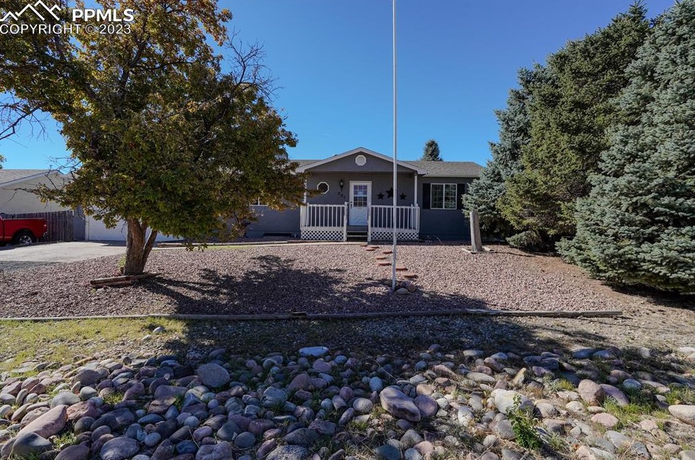 231 Caddoa Dr, Pueblo, CO 81007-1604