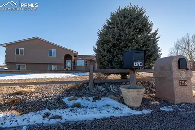 758 E Woodleaf Drive, Pueblo, CO 81007 - Photo 38