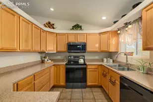 758 E Woodleaf Dr, Pueblo, CO 81007 - Photo 6