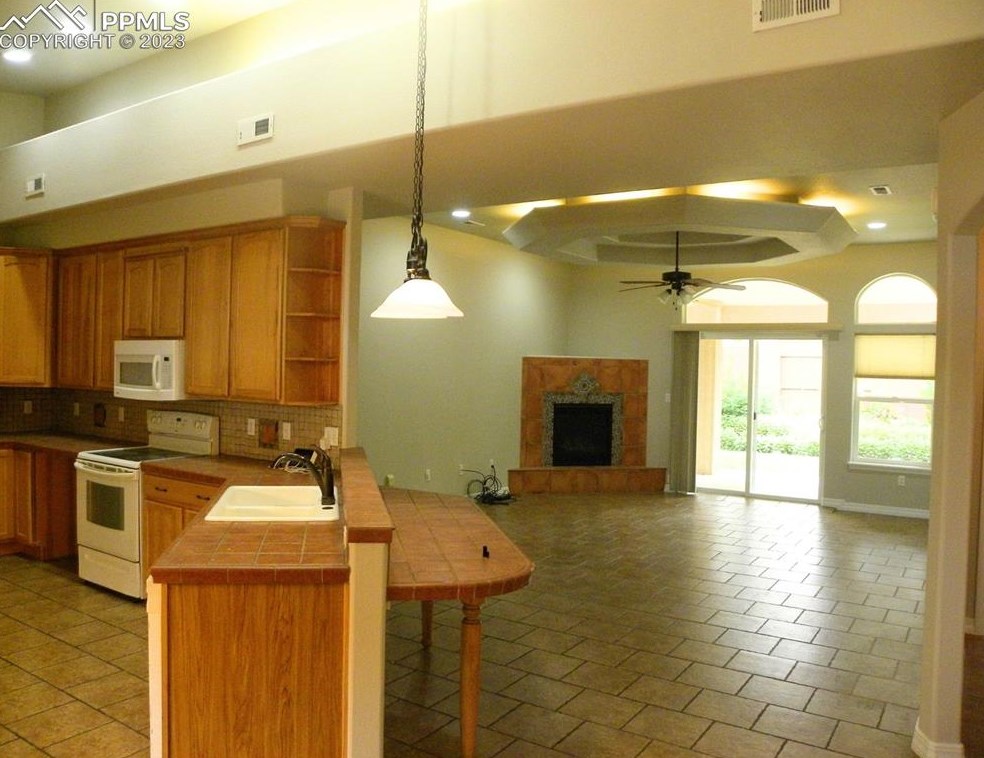 932 Willowcrest Dr, Pueblo, CO 81005