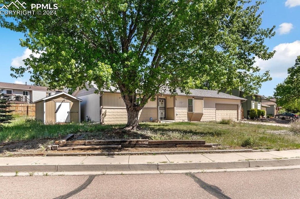 1920 Heathercrest Dr, Colorado Springs, CO 80915-1431