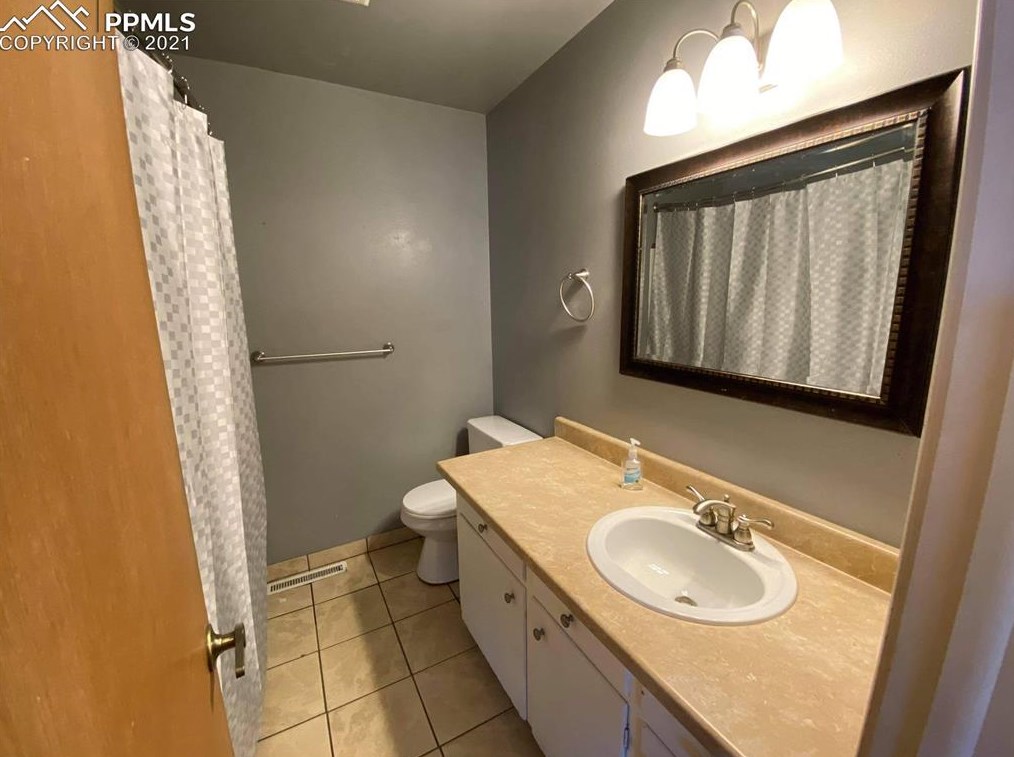 1014 Fosdick Dr, Colorado Springs CO  80909-6978 exterior