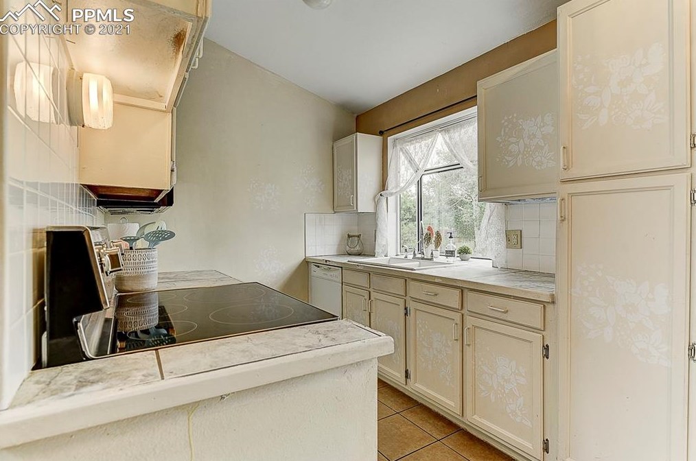 7760 Lindsey Dr, Colorado Springs CO 80920-4241 exterior