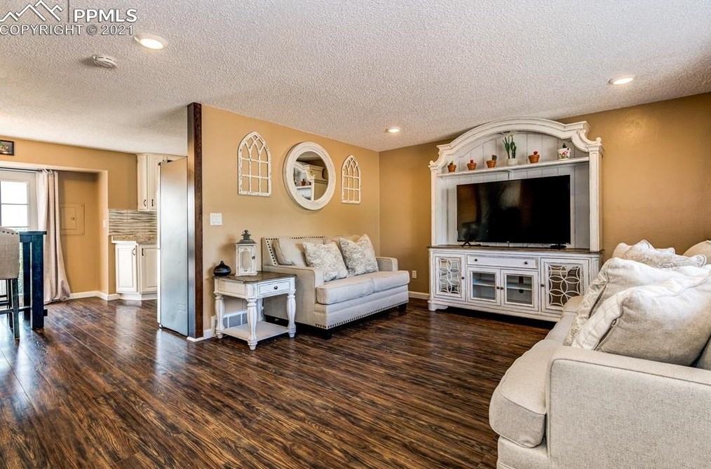 1207 Chiricahua Dr, Colorado Springs, CO 80915-3204