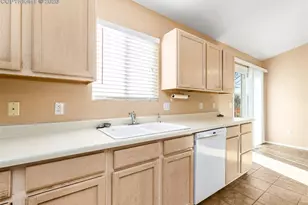 570 S Bellflower Dr, Pueblo, CO 81007 - Photo 8