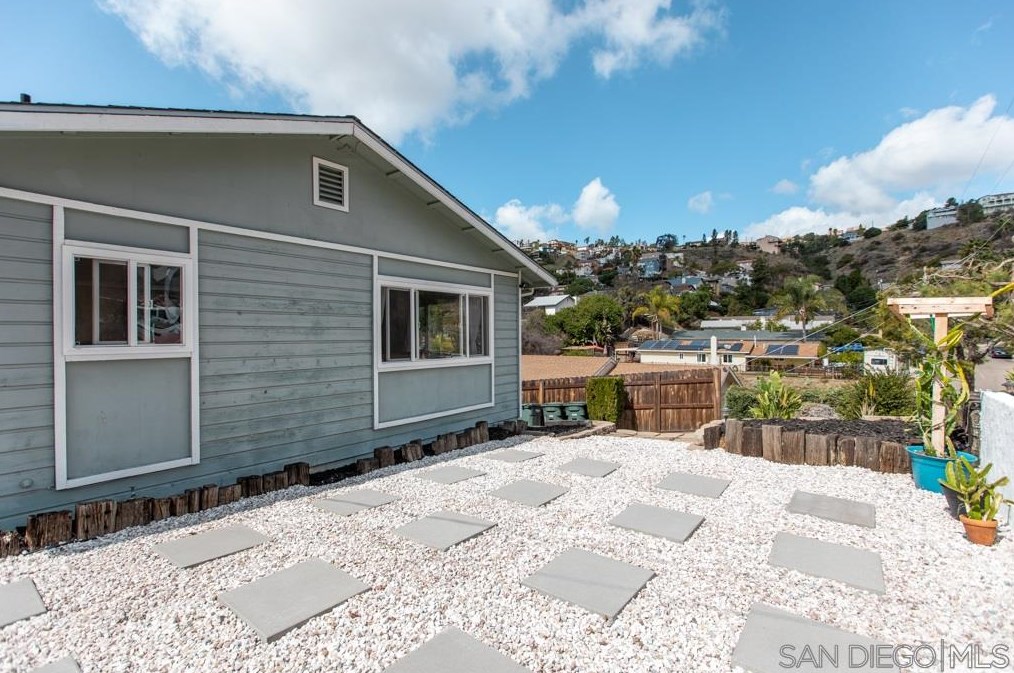 1118 Portola Ave, Spring Valley, CA 91977-4520