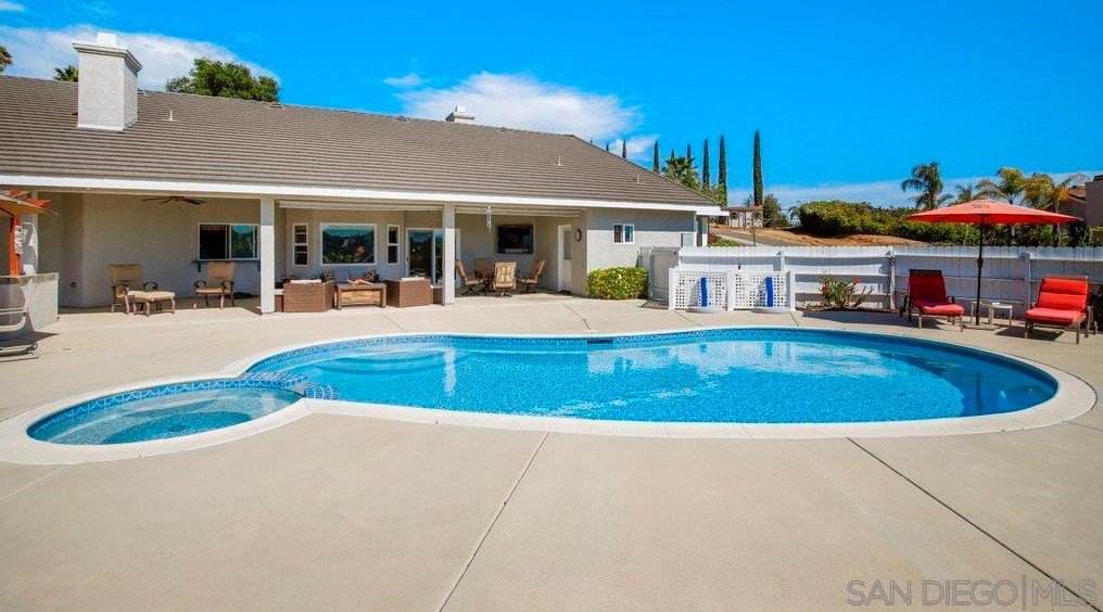 811 Alamo Ln, Escondido, CA 92025-7683