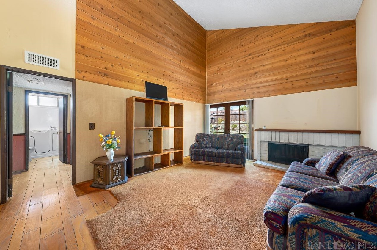 10866 Wagon Wheel Dr, Spring Valley, CA 91978-1933