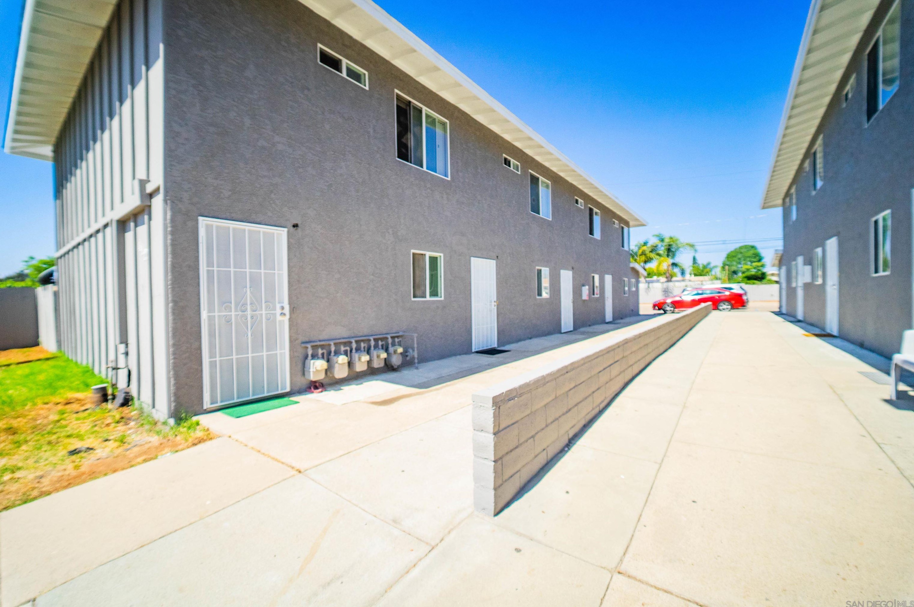 412 Grand Ave, Spring Valley, CA 91977-5914