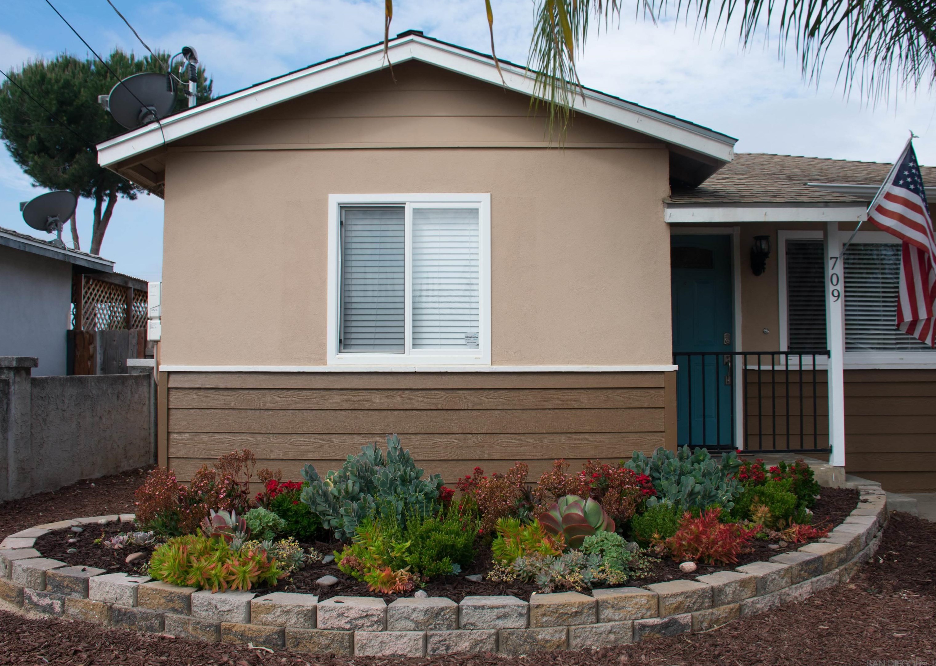 709 Midway Dr, Escondido, CA 92027-4005