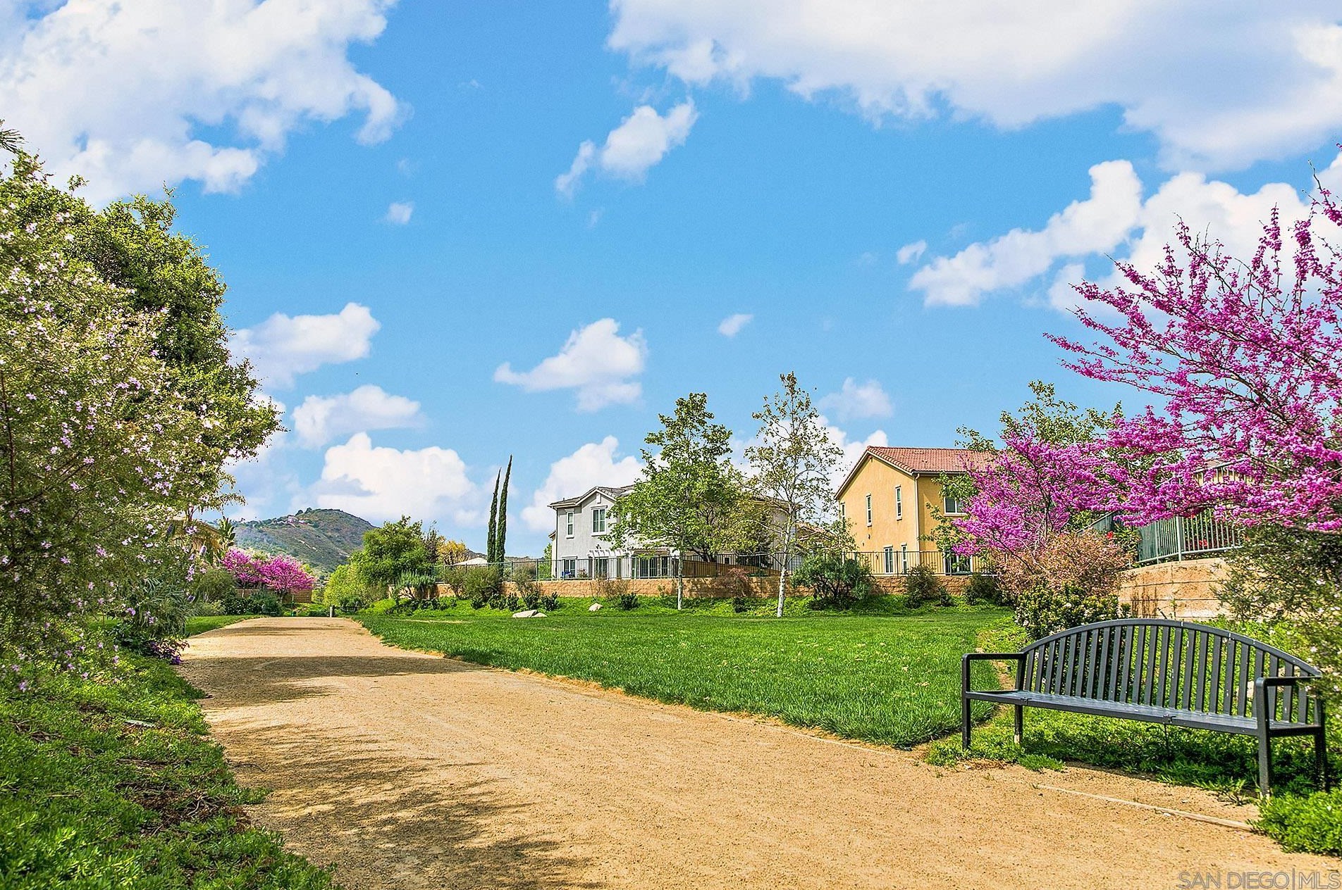 3482 Lk Cir Dr, Fallbrook CA 92028-7882 exterior