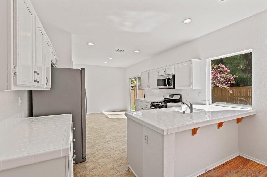 3482 Lk Cir Dr, Fallbrook CA 92028-7882 exterior