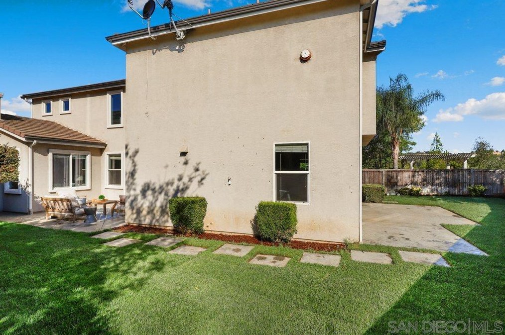 27764 Narcissa Ct, Escondido, CA 92026-7212