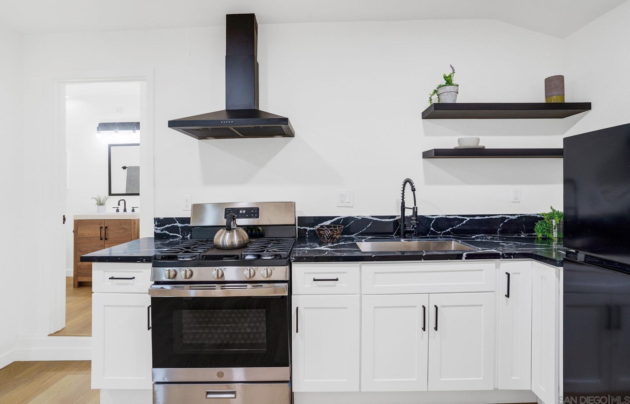 321 Spruce St, Chula Vista CA  91911-5524 exterior