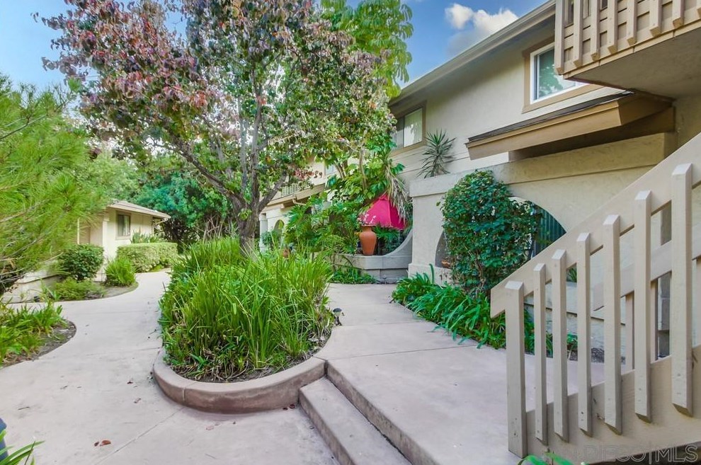 8918 Fletcher Valley Dr, Santee, CA 92071-3959