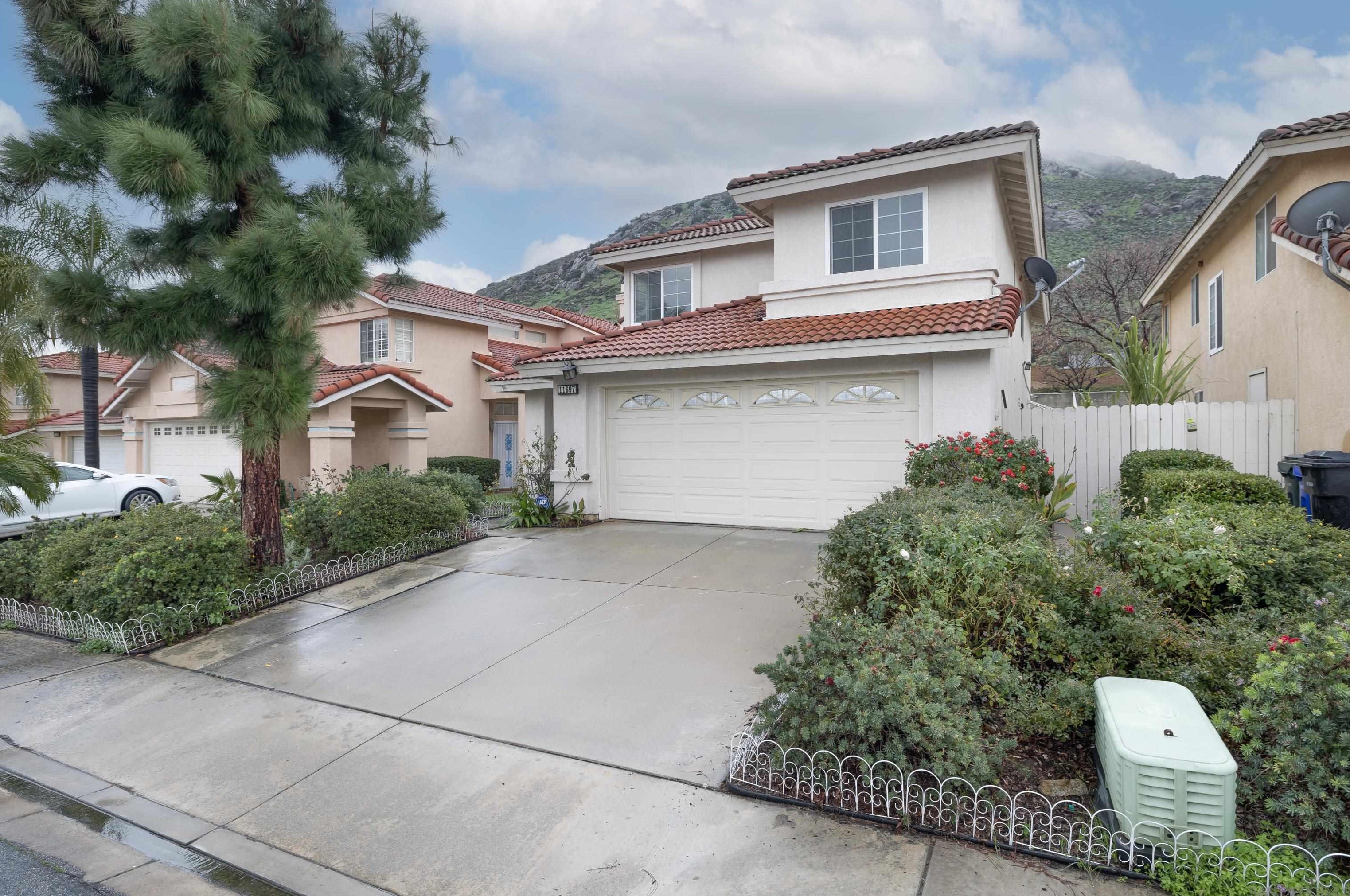 11697 Malagon Dr, Fontana, CA 92337-0924