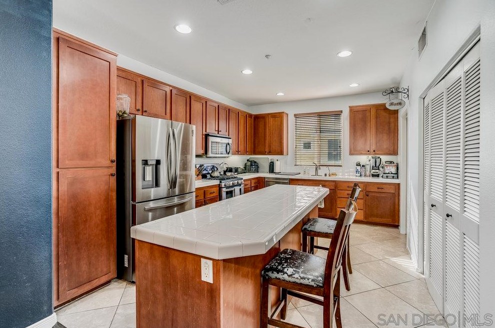 1593 Hackberry Pl, Chula Vista CA  91915-1709 exterior
