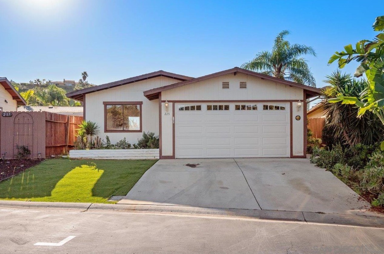 225 Walnut Gln, Escondido, CA 92027-3575
